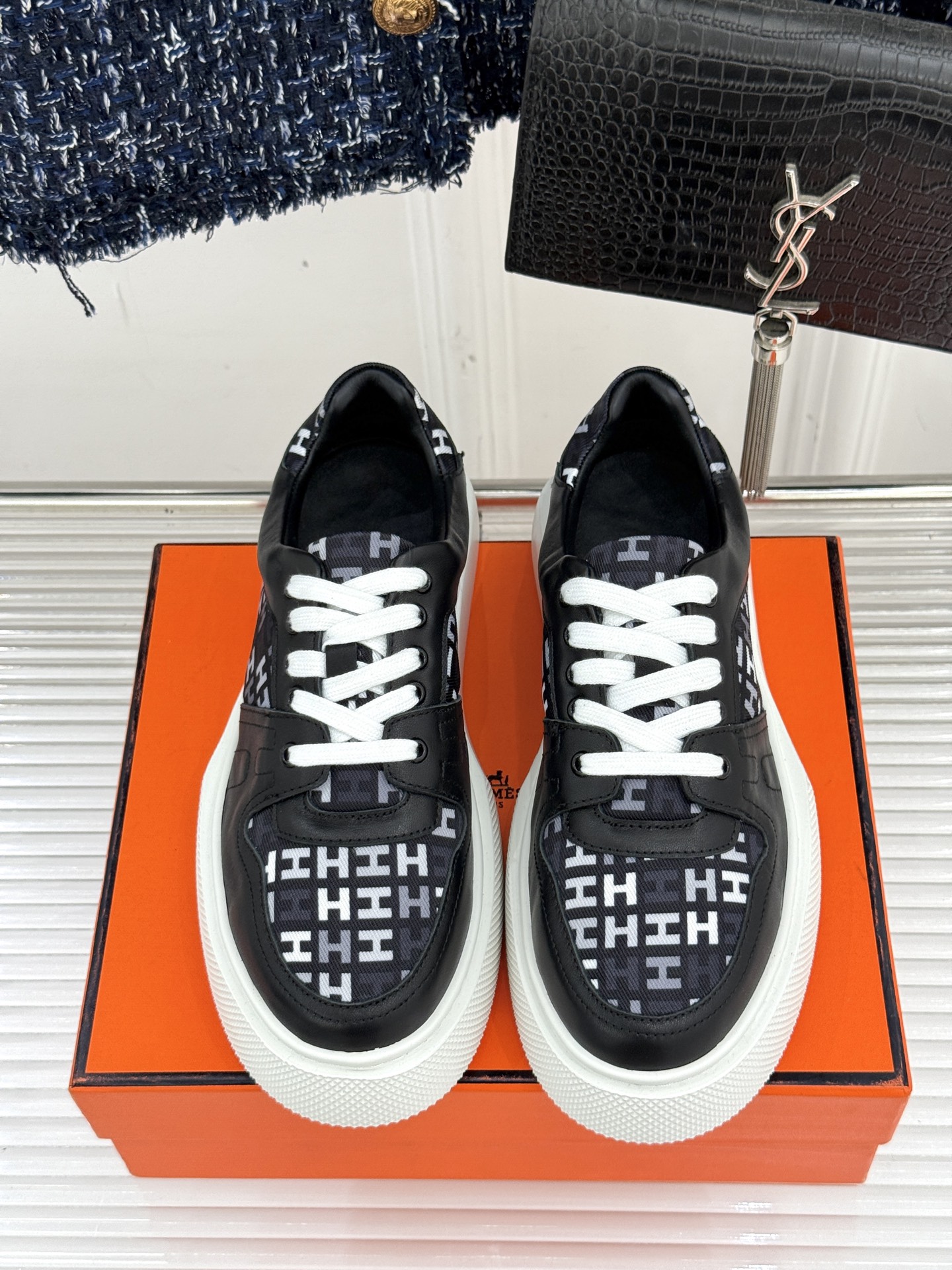 
Hermès/爱马仕25ss新品
男款厚底板鞋小白鞋
潮流与质感兼具的板鞋🎯 
多样配色碰撞出独特风格