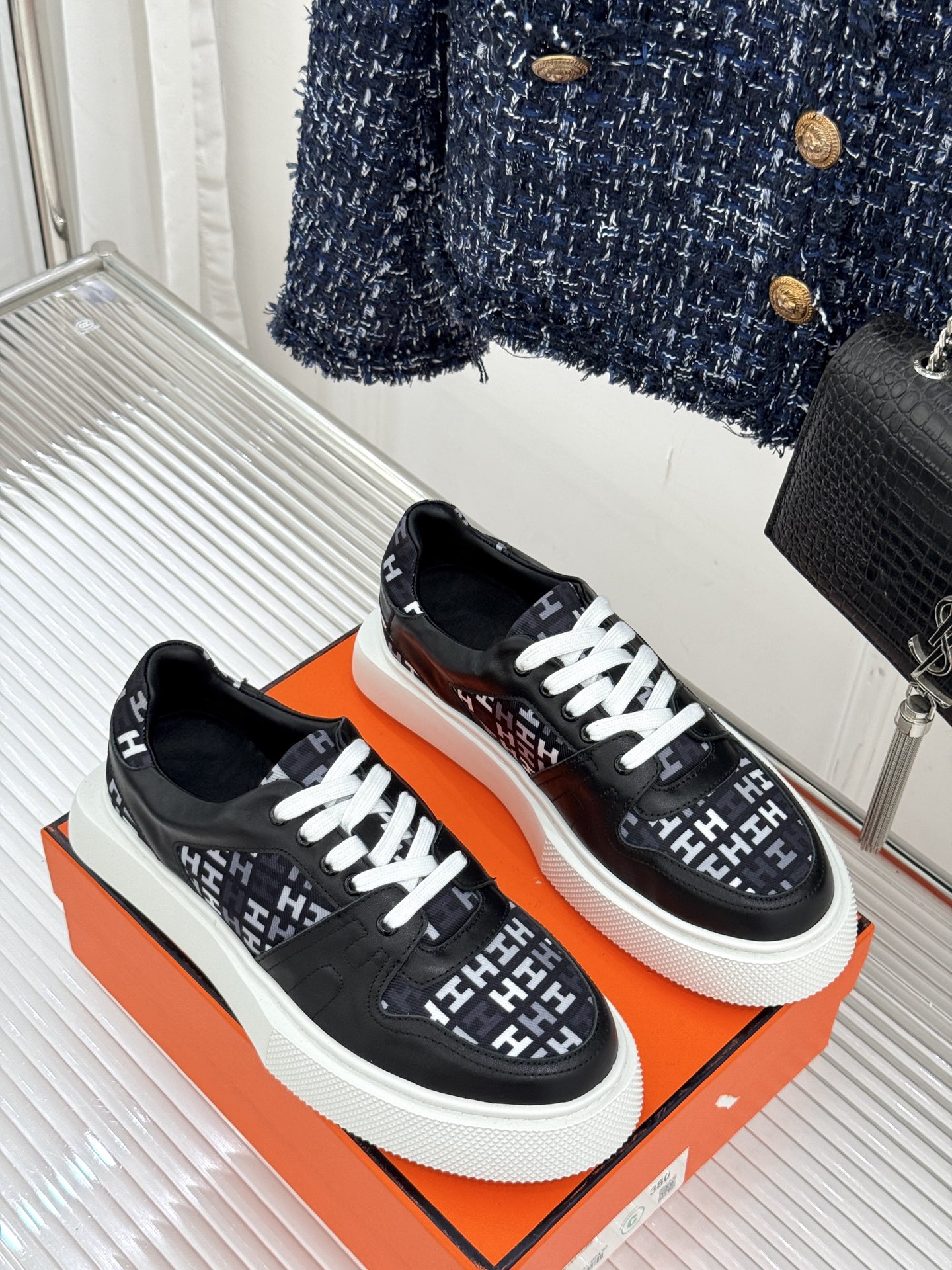 
Hermès/爱马仕25ss新品
男款厚底板鞋小白鞋
潮流与质感兼具的板鞋🎯 
多样配色碰撞出独特风格