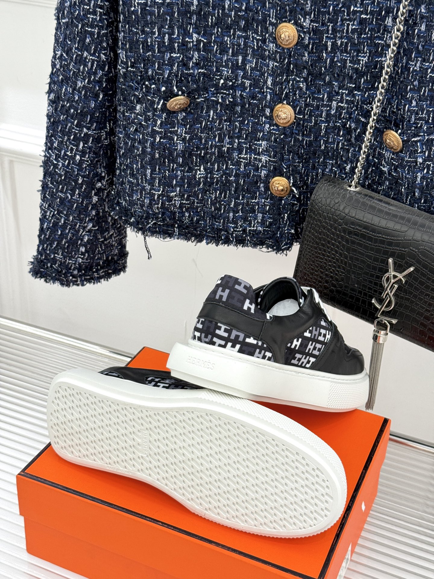 
Hermès/爱马仕25ss新品
男款厚底板鞋小白鞋
潮流与质感兼具的板鞋🎯 
多样配色碰撞出独特风格