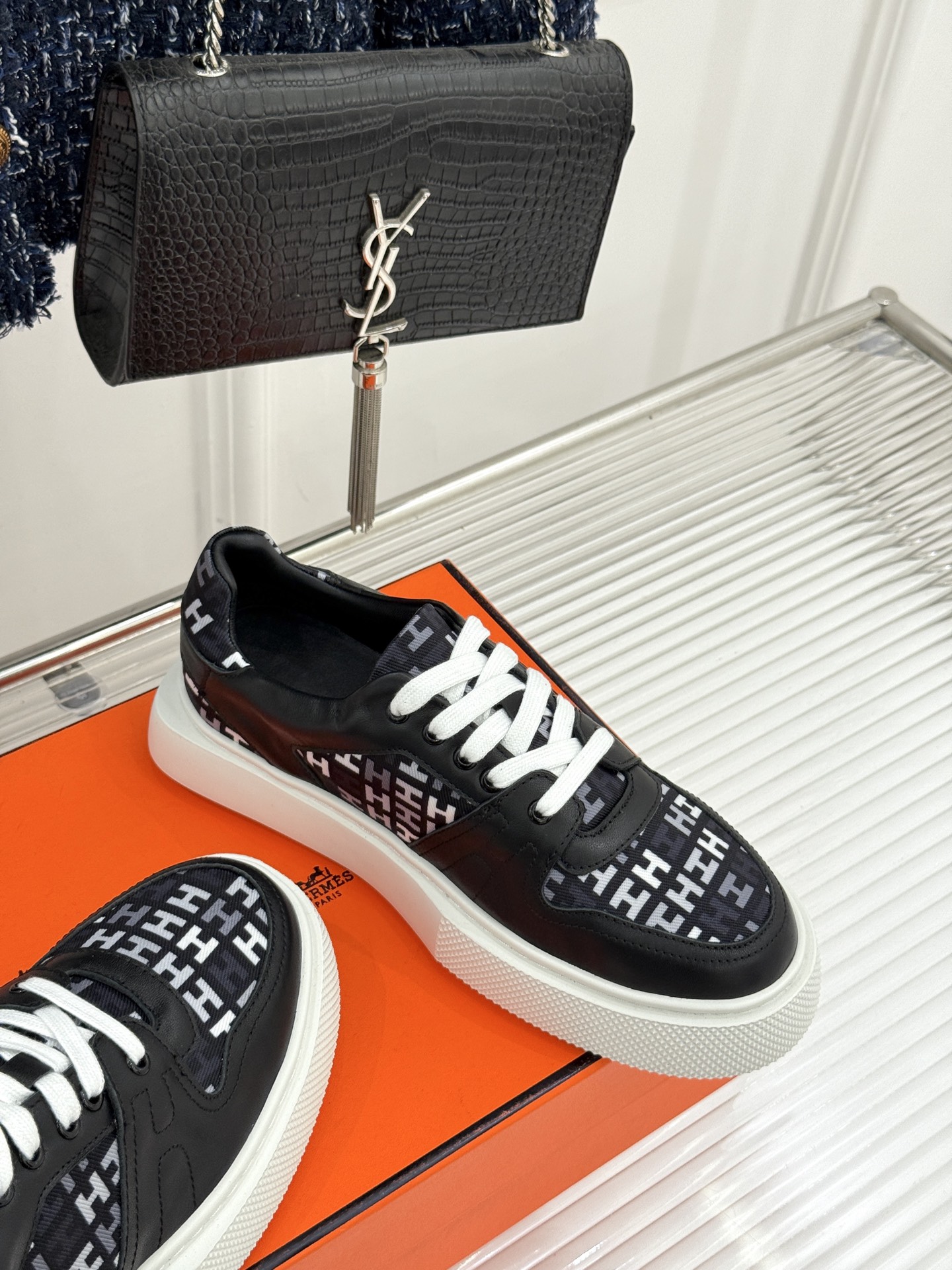 
Hermès/爱马仕25ss新品
男款厚底板鞋小白鞋
潮流与质感兼具的板鞋🎯 
多样配色碰撞出独特风格