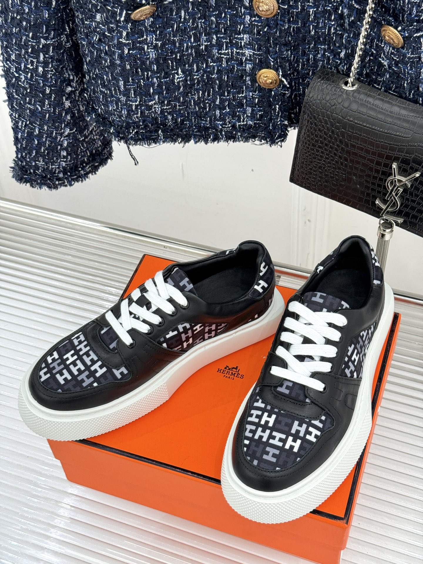 
Hermès/爱马仕25ss新品
男款厚底板鞋小白鞋
潮流与质感兼具的板鞋🎯 
多样配色碰撞出独特风格