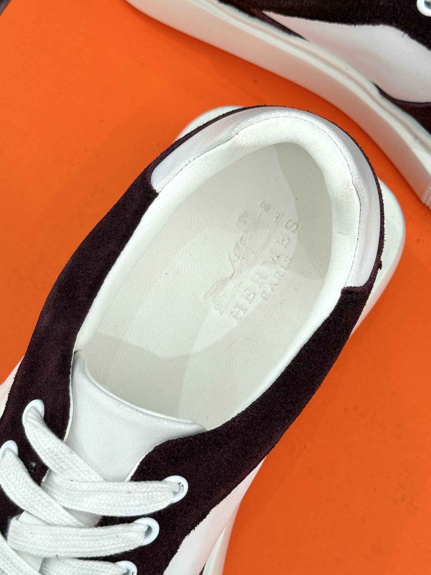
Hermès/爱马仕25ss新品
男款厚底板鞋小白鞋
潮流与质感兼具的板鞋🎯 
多样配色碰撞出独特风格