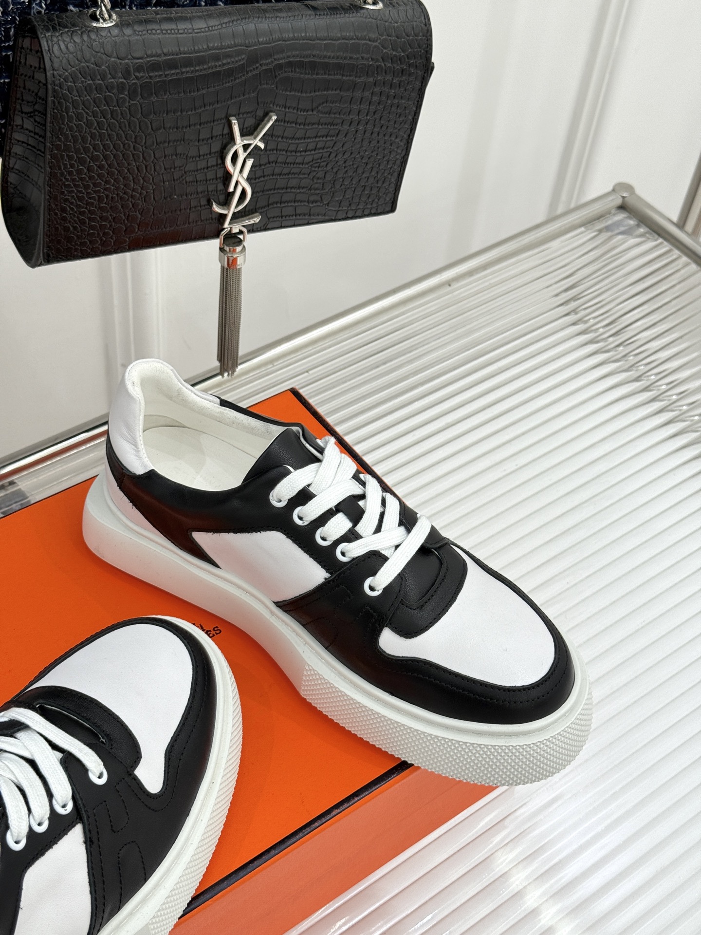 
Hermès/爱马仕25ss新品
男款厚底板鞋小白鞋
潮流与质感兼具的板鞋🎯 
多样配色碰撞出独特风格