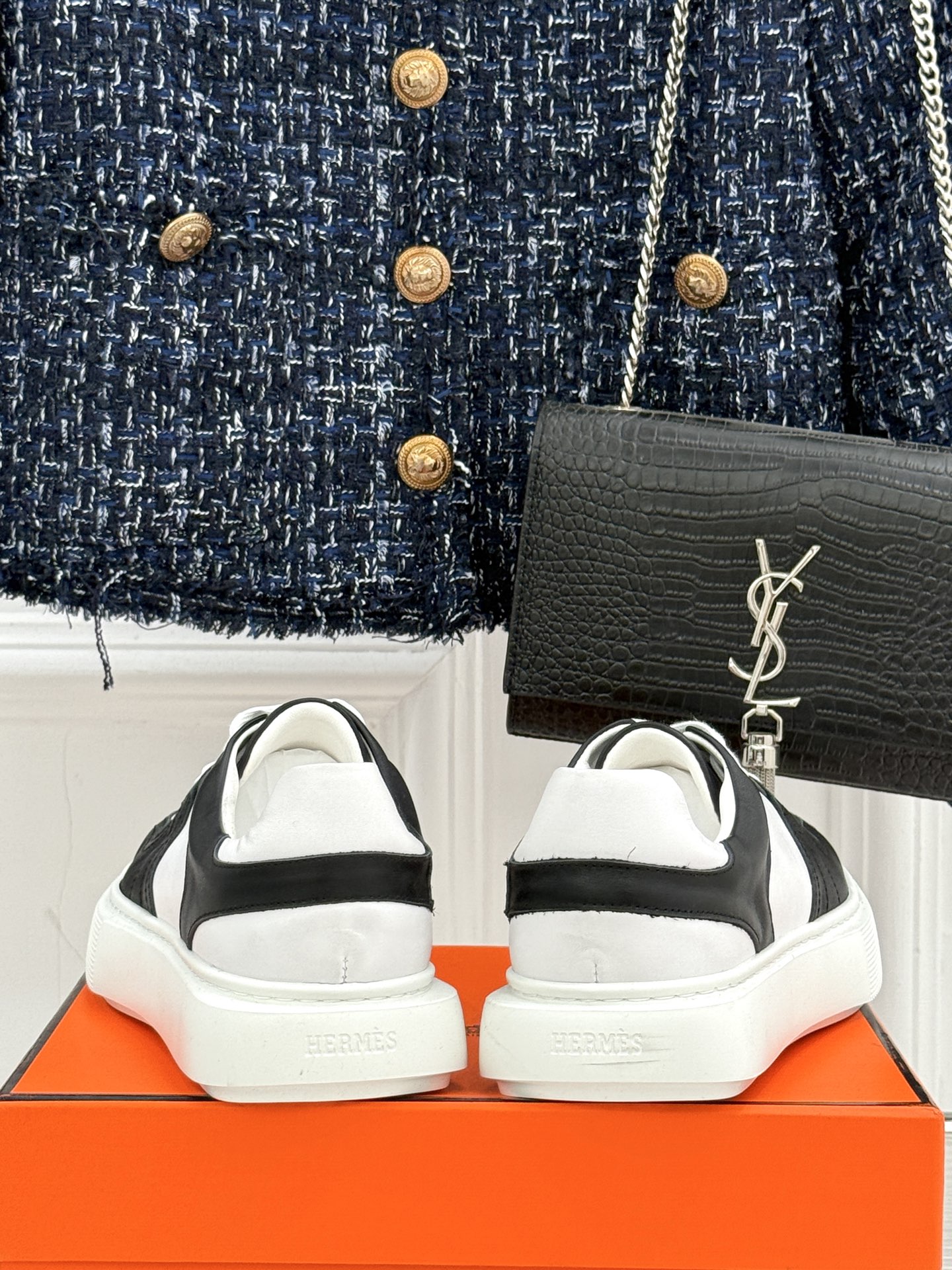 
Hermès/爱马仕25ss新品
男款厚底板鞋小白鞋
潮流与质感兼具的板鞋🎯 
多样配色碰撞出独特风格
