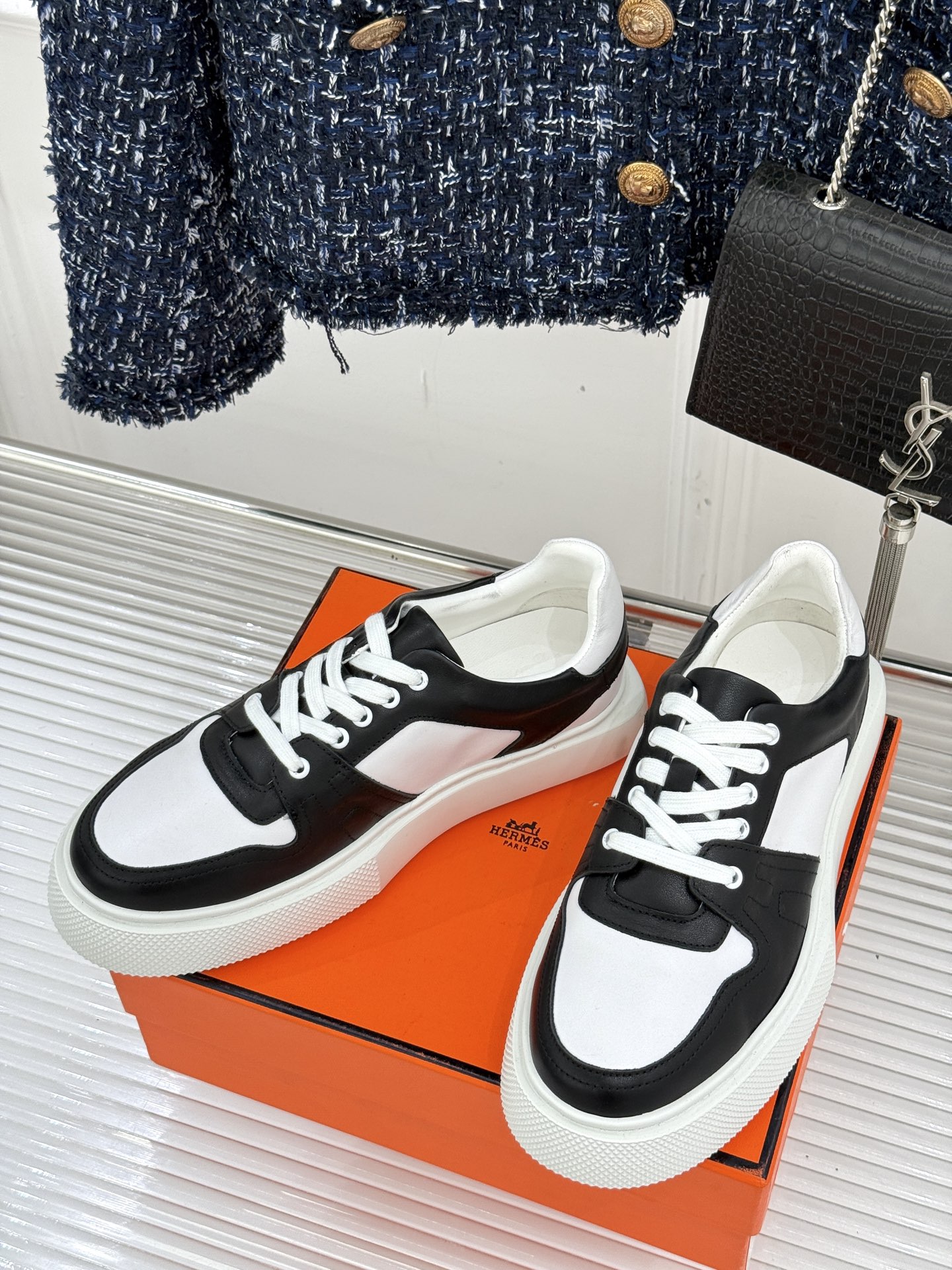 
Hermès/爱马仕25ss新品
男款厚底板鞋小白鞋
潮流与质感兼具的板鞋🎯 
多样配色碰撞出独特风格
