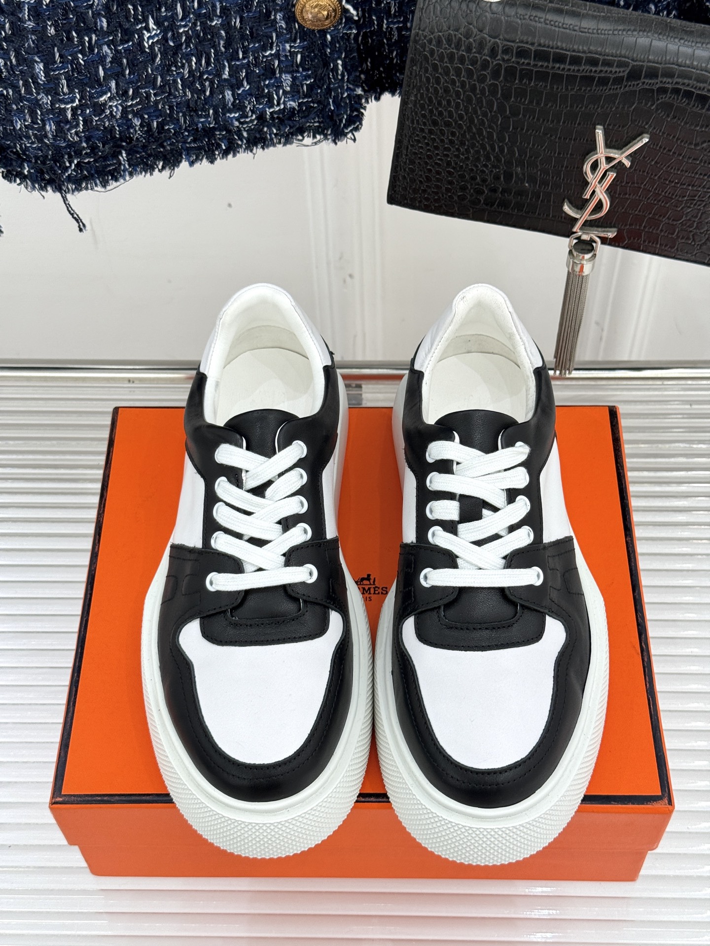 
Hermès/爱马仕25ss新品
男款厚底板鞋小白鞋
潮流与质感兼具的板鞋🎯 
多样配色碰撞出独特风格