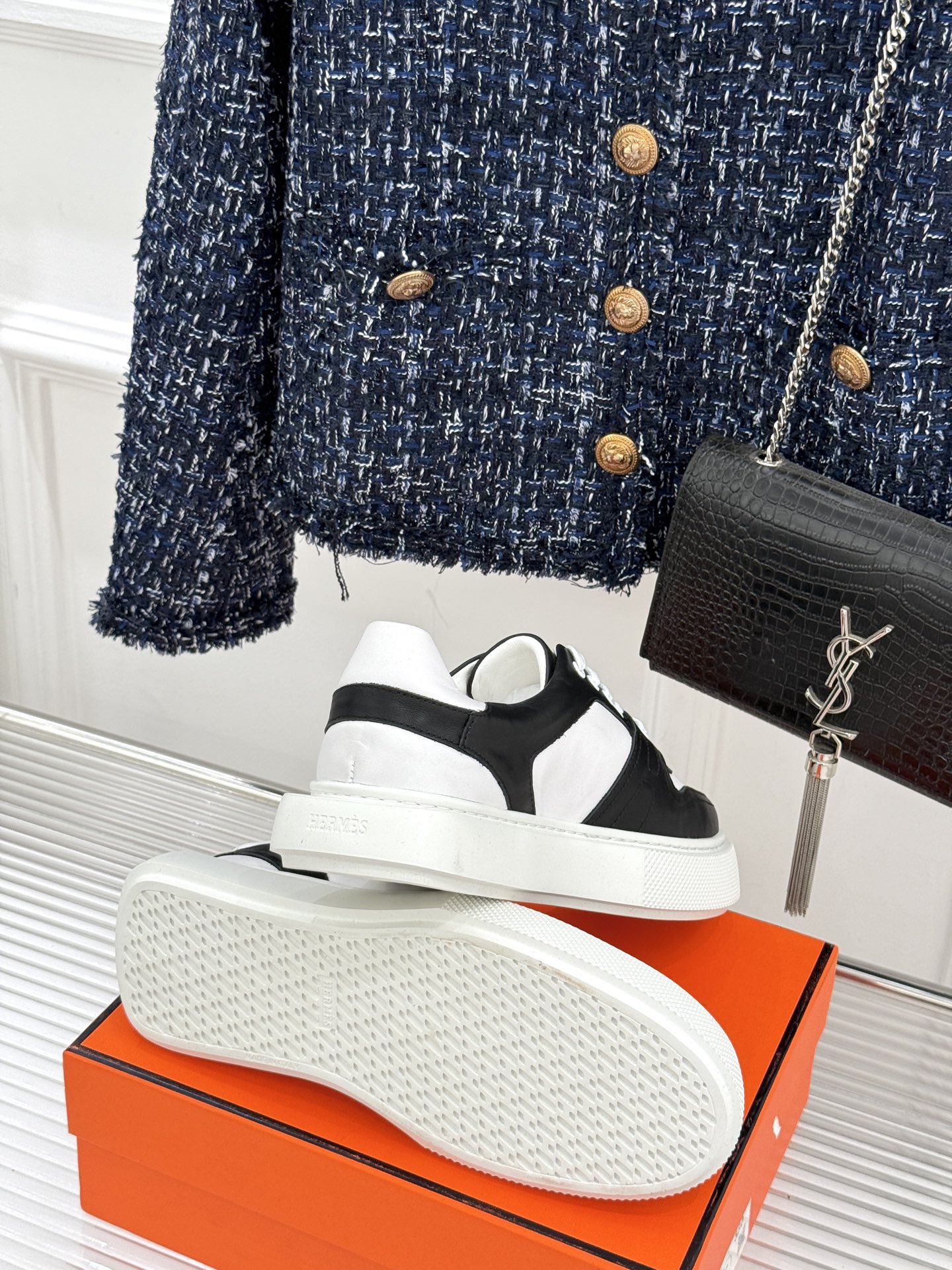 
Hermès/爱马仕25ss新品
男款厚底板鞋小白鞋
潮流与质感兼具的板鞋🎯 
多样配色碰撞出独特风格