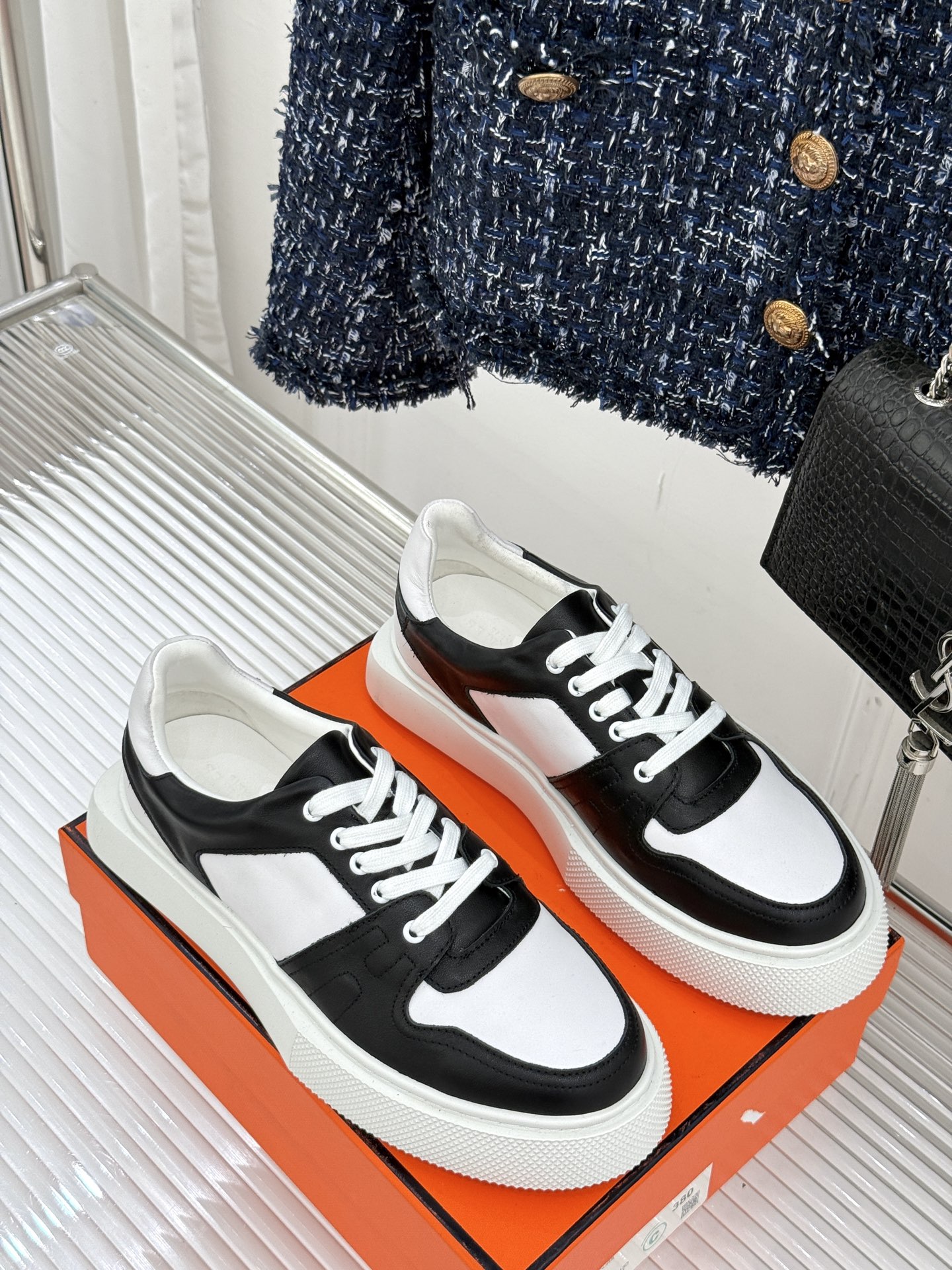 
Hermès/爱马仕25ss新品
男款厚底板鞋小白鞋
潮流与质感兼具的板鞋🎯 
多样配色碰撞出独特风格