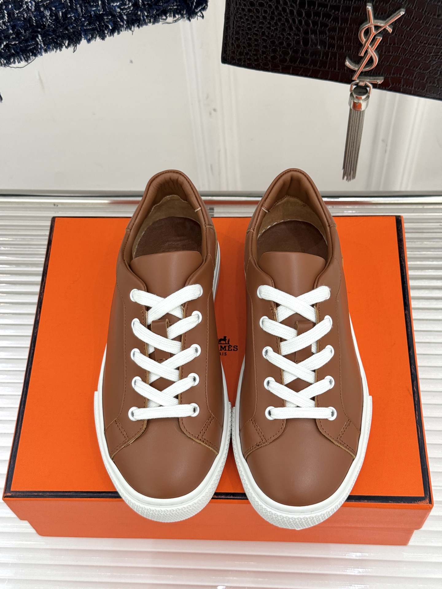 
Hermès/爱马仕经典简约
情侣款小白鞋
极简美学与顶级工艺的邂逅。
低调地融于设计之中
不张扬却满