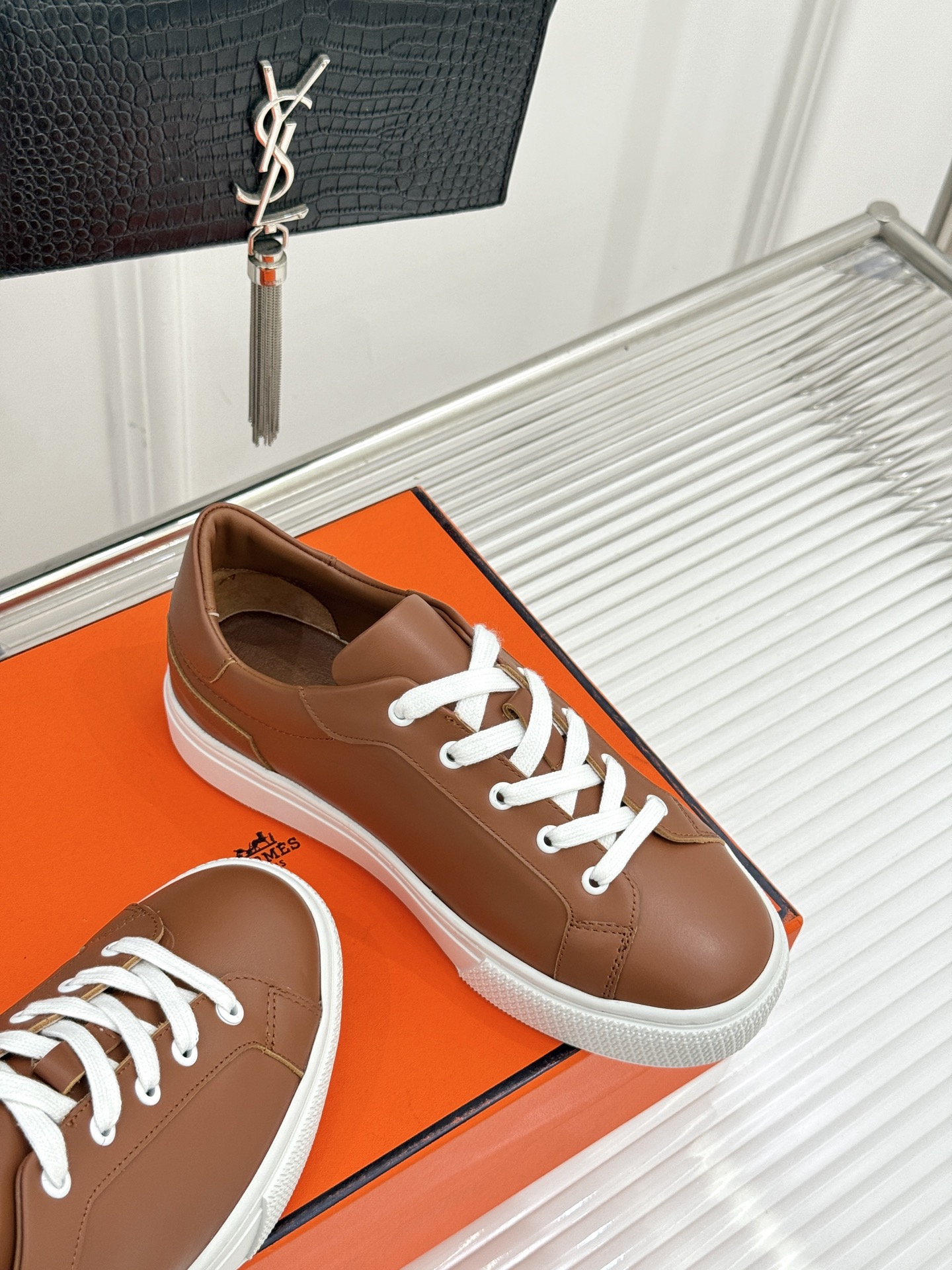 
Hermès/爱马仕经典简约
情侣款小白鞋
极简美学与顶级工艺的邂逅。
低调地融于设计之中
不张扬却满
