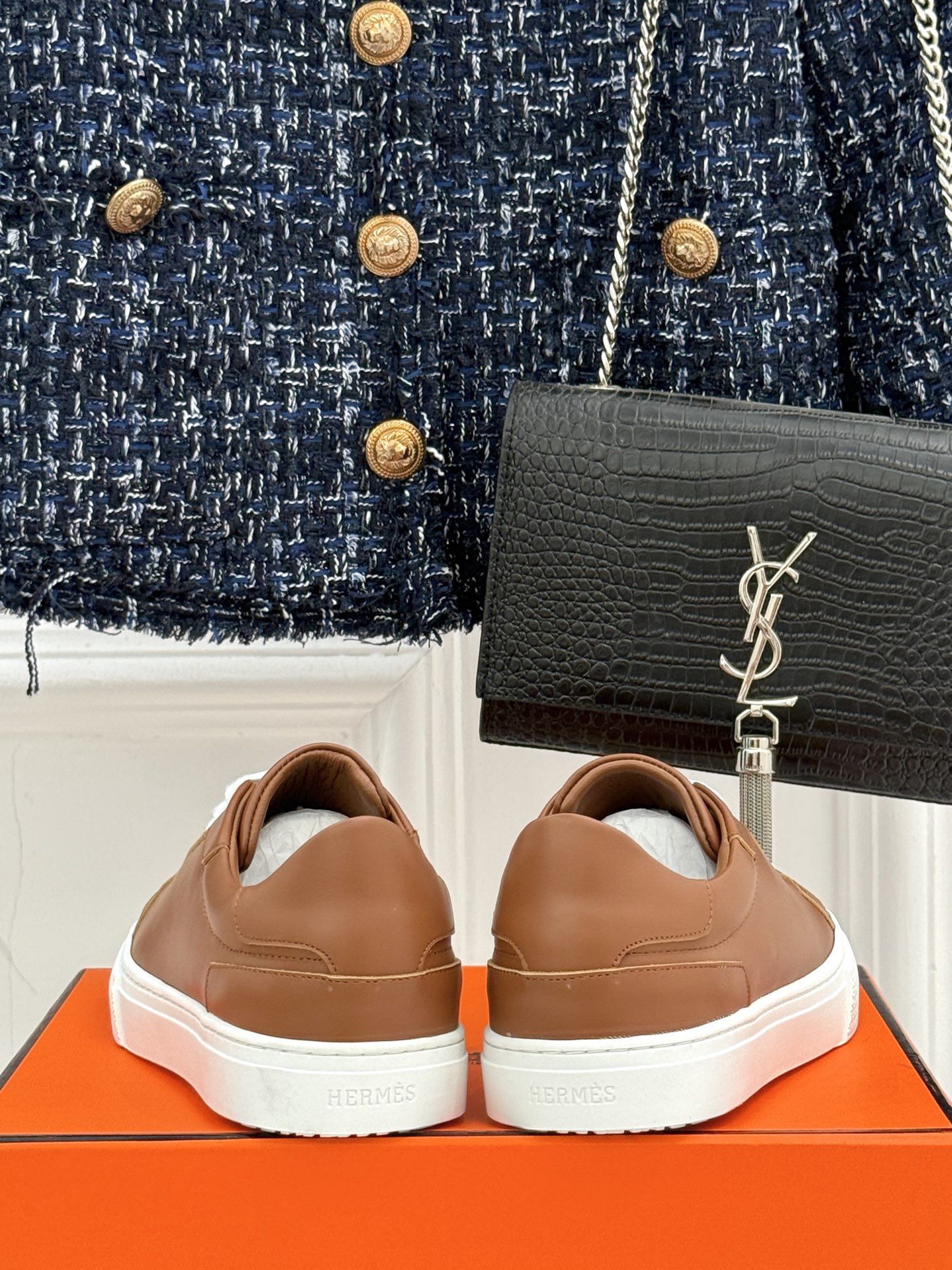 
Hermès/爱马仕经典简约
情侣款小白鞋
极简美学与顶级工艺的邂逅。
低调地融于设计之中
不张扬却满