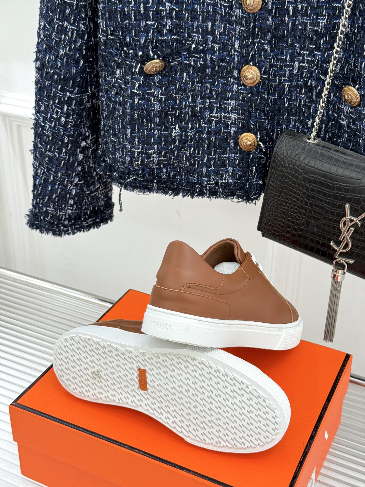 
Hermès/爱马仕经典简约
情侣款小白鞋
极简美学与顶级工艺的邂逅。
低调地融于设计之中
不张扬却满