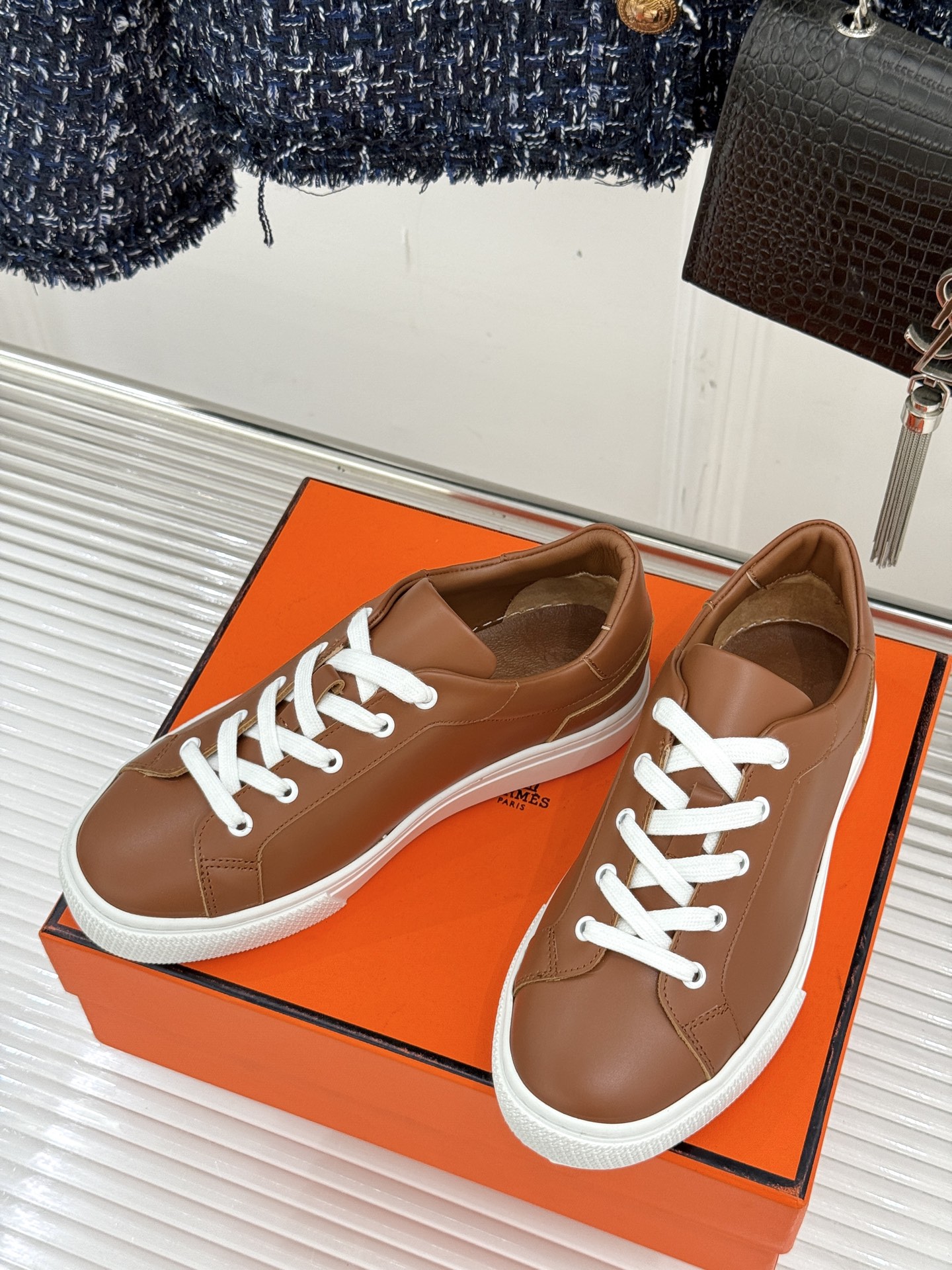 
Hermès/爱马仕经典简约
情侣款小白鞋
极简美学与顶级工艺的邂逅。
低调地融于设计之中
不张扬却满