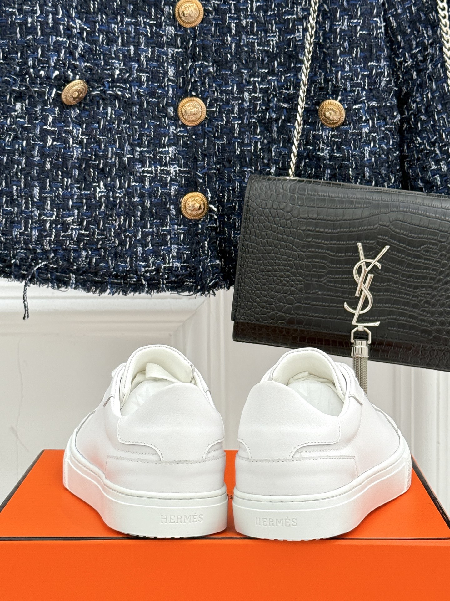 
Hermès/爱马仕经典简约
情侣款小白鞋
极简美学与顶级工艺的邂逅。
低调地融于设计之中
不张扬却满