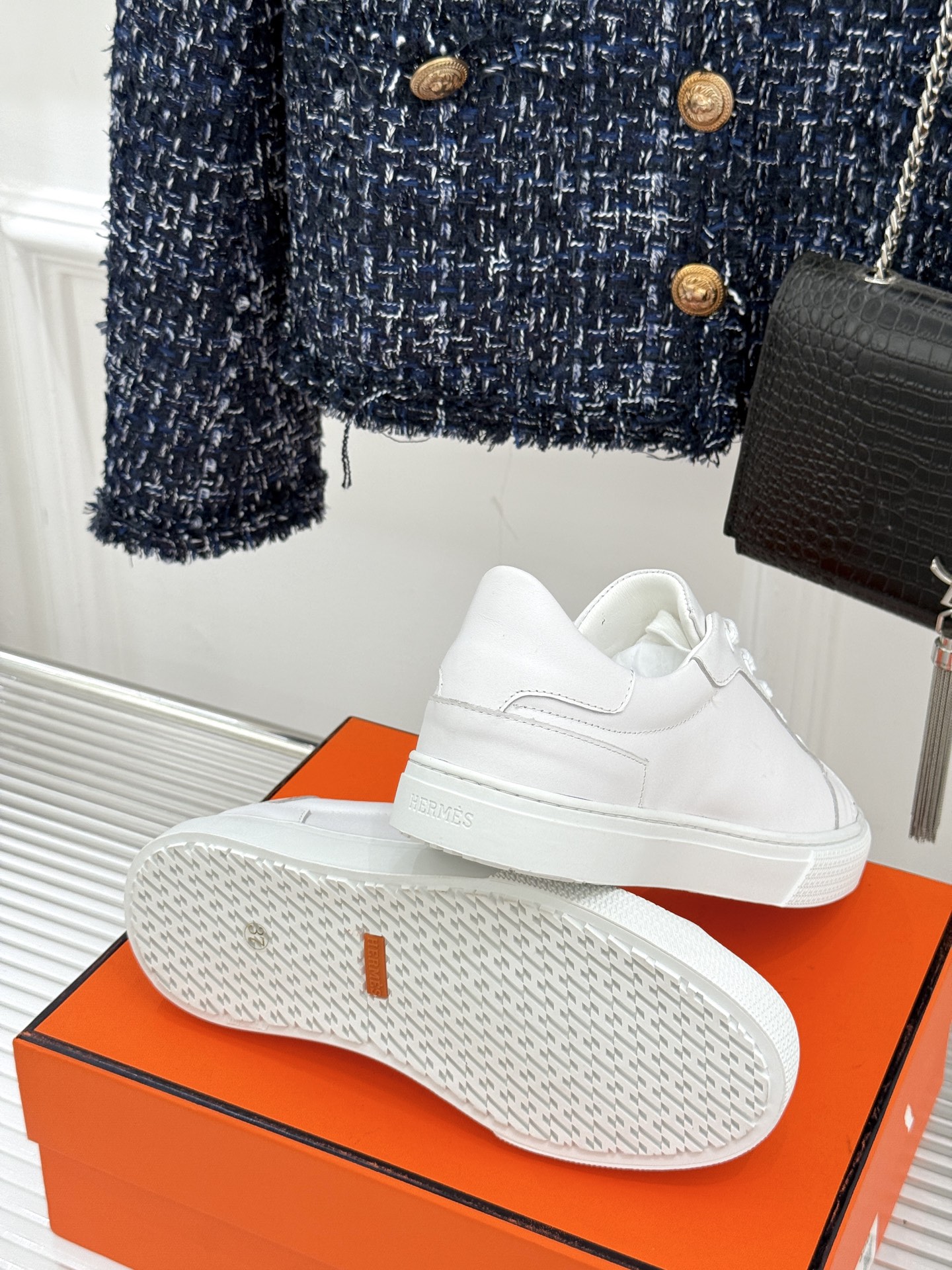 
Hermès/爱马仕经典简约
情侣款小白鞋
极简美学与顶级工艺的邂逅。
低调地融于设计之中
不张扬却满