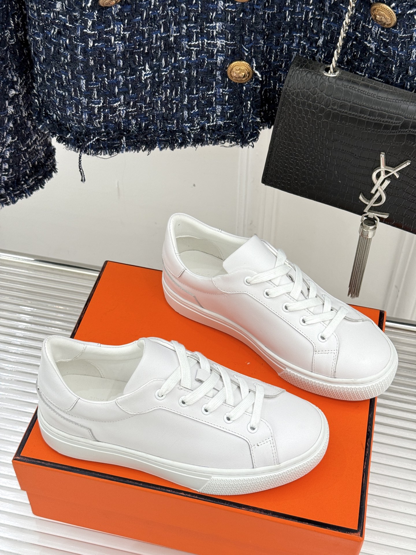 
Hermès/爱马仕经典简约
情侣款小白鞋
极简美学与顶级工艺的邂逅。
低调地融于设计之中
不张扬却满
