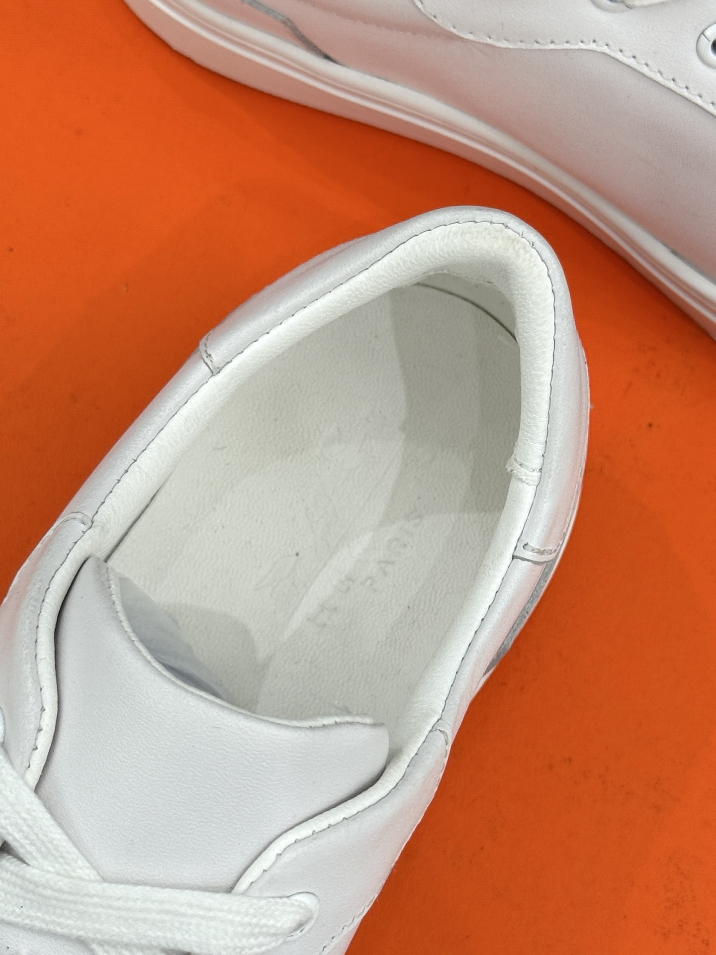
Hermès/爱马仕经典简约
情侣款小白鞋
极简美学与顶级工艺的邂逅。
低调地融于设计之中
不张扬却满