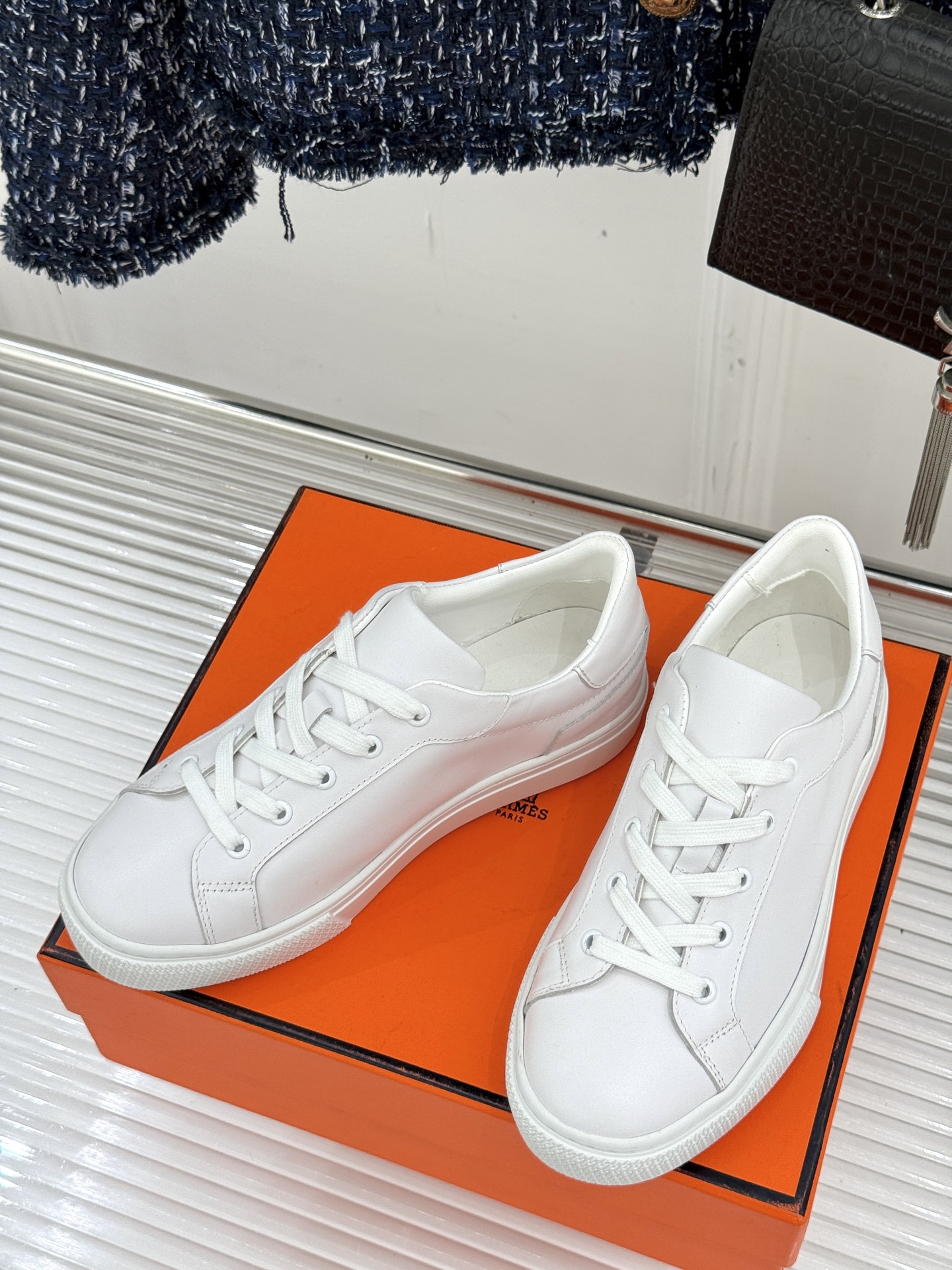 
Hermès/爱马仕经典简约
情侣款小白鞋
极简美学与顶级工艺的邂逅。
低调地融于设计之中
不张扬却满