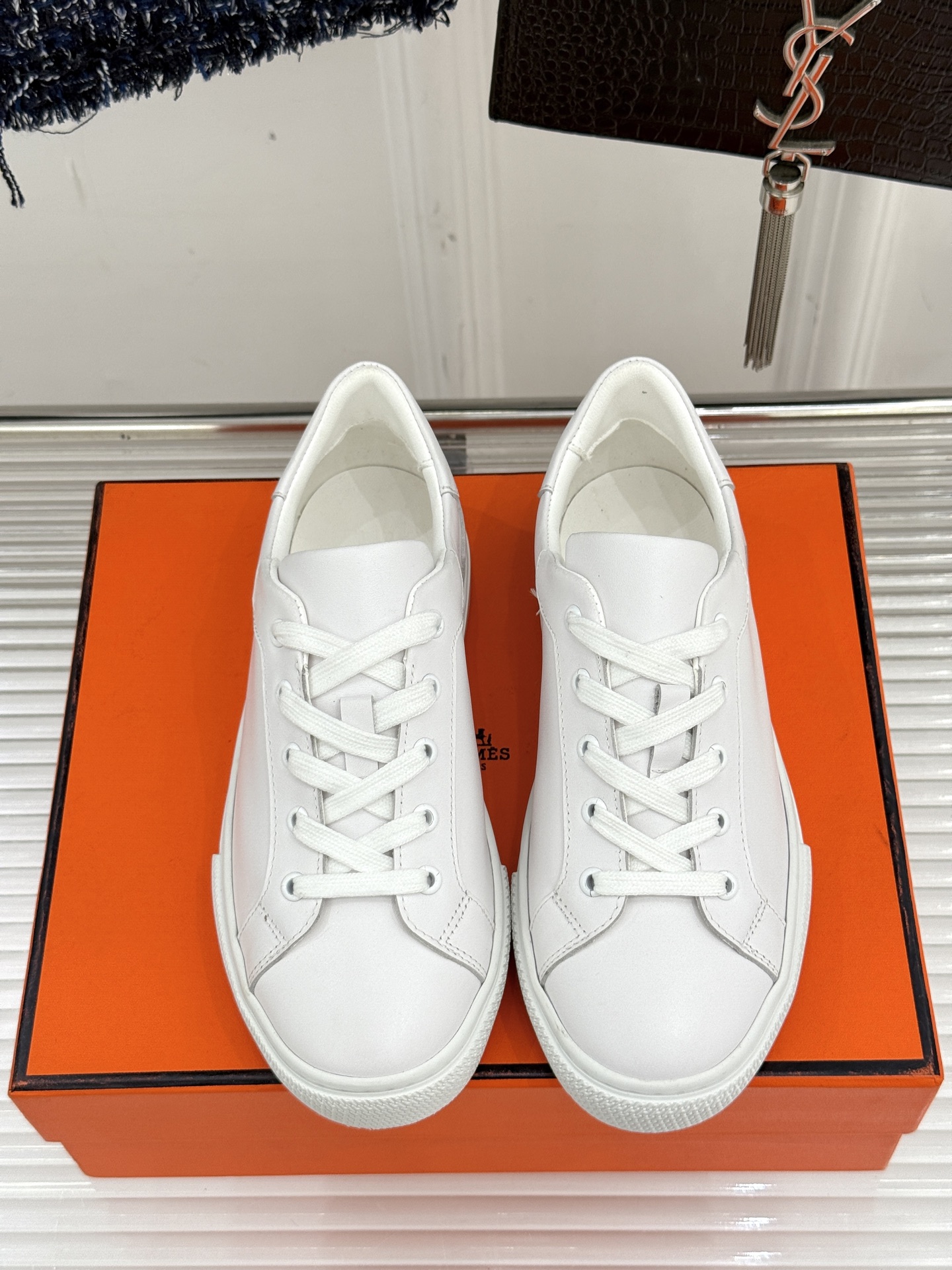 
Hermès/爱马仕经典简约
情侣款小白鞋
极简美学与顶级工艺的邂逅。
低调地融于设计之中
不张扬却满