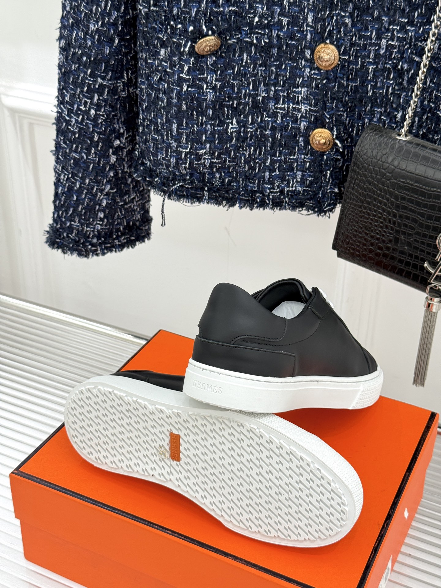 
Hermès/爱马仕经典简约
情侣款小白鞋
极简美学与顶级工艺的邂逅。
低调地融于设计之中
不张扬却满