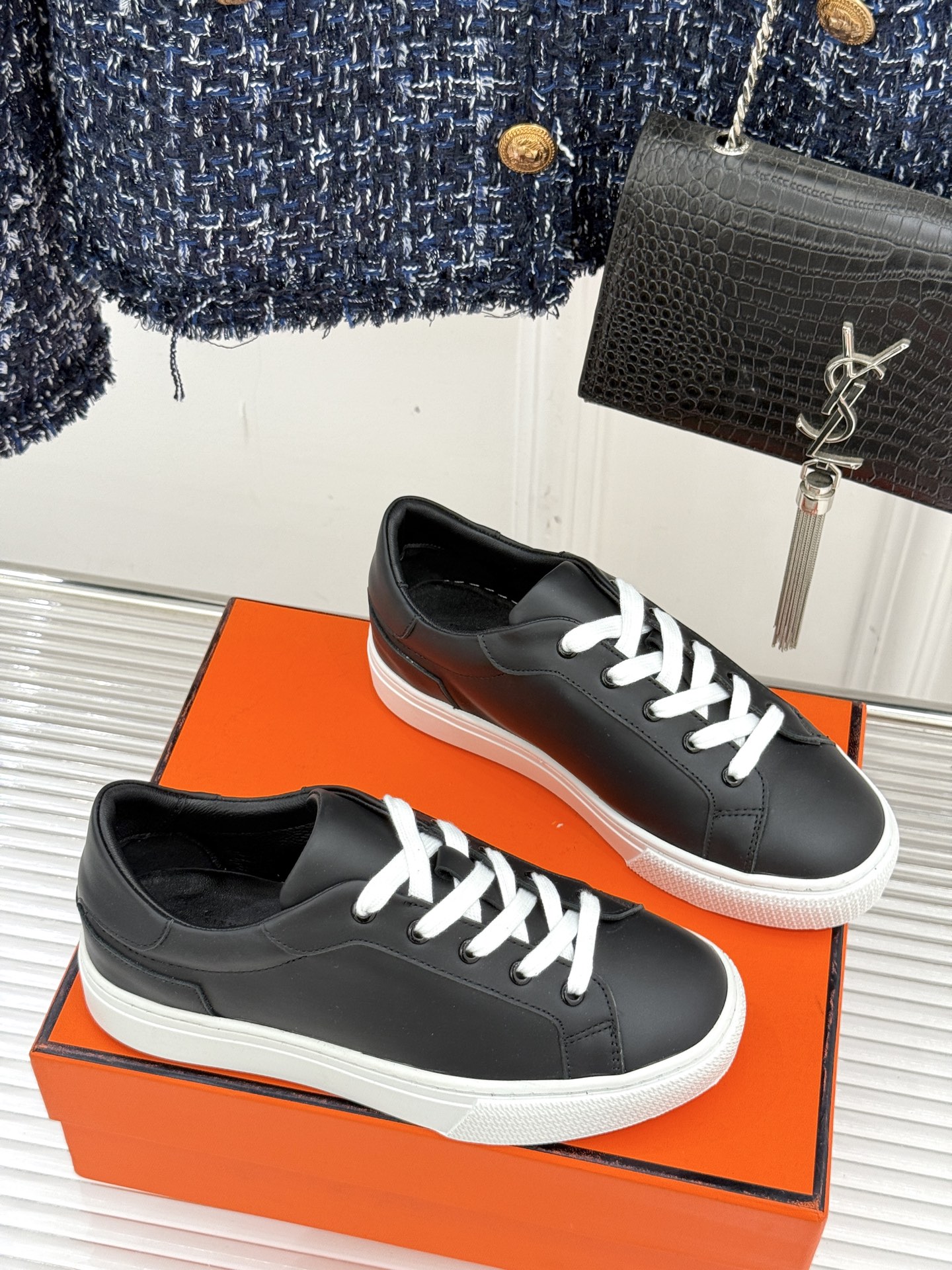 
Hermès/爱马仕经典简约
情侣款小白鞋
极简美学与顶级工艺的邂逅。
低调地融于设计之中
不张扬却满