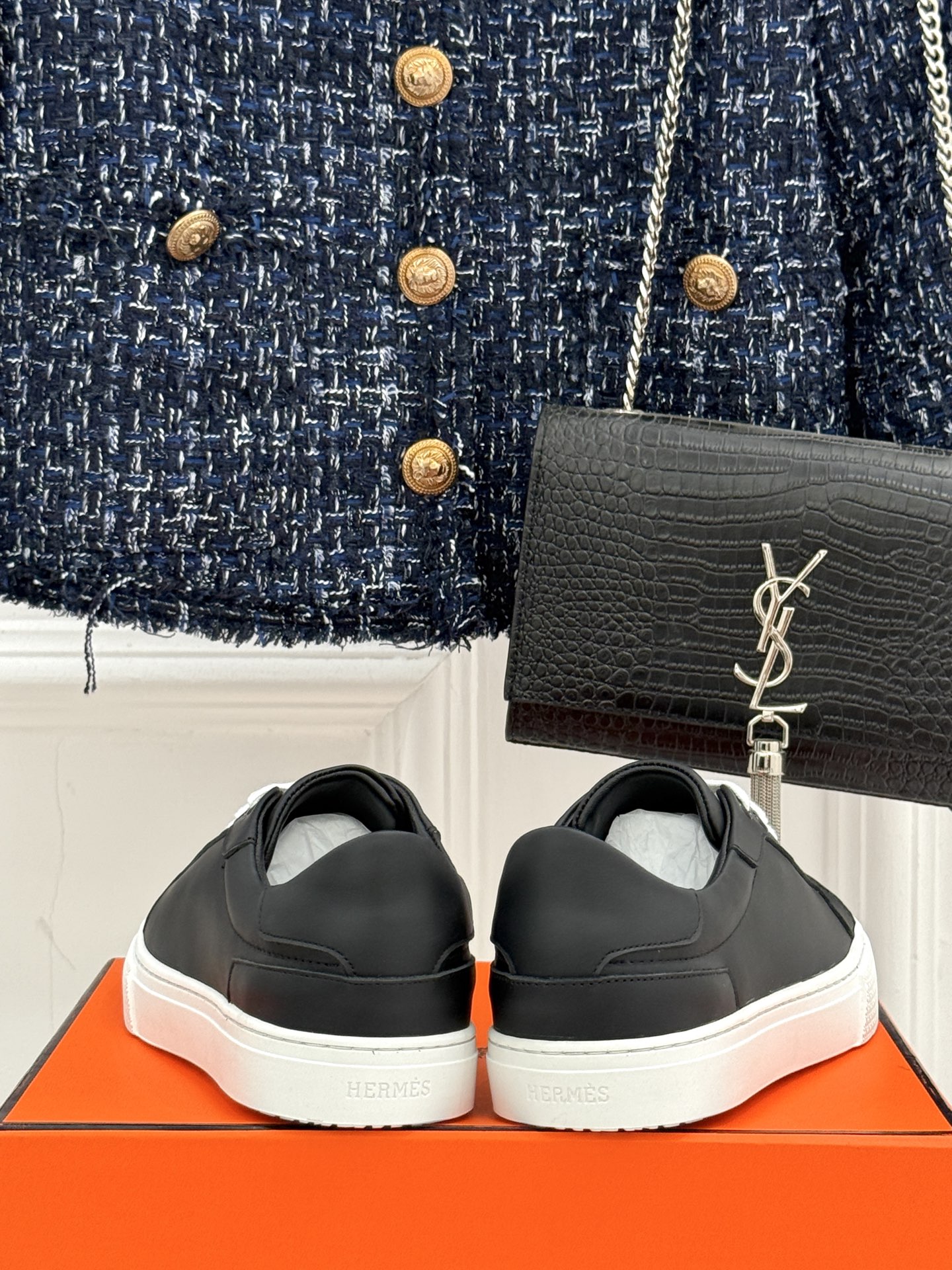 
Hermès/爱马仕经典简约
情侣款小白鞋
极简美学与顶级工艺的邂逅。
低调地融于设计之中
不张扬却满