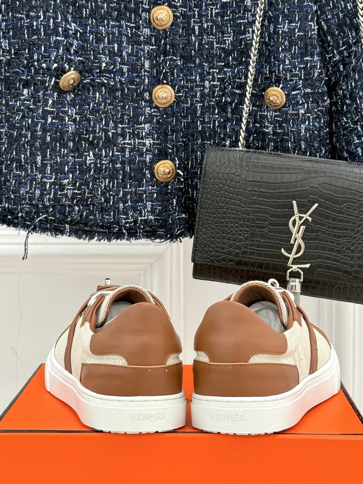 Hermès/爱马仕经典Kelly扣 情侣款小白鞋
标志性的Kelly扣 无疑是这双鞋的点睛之笔。
金