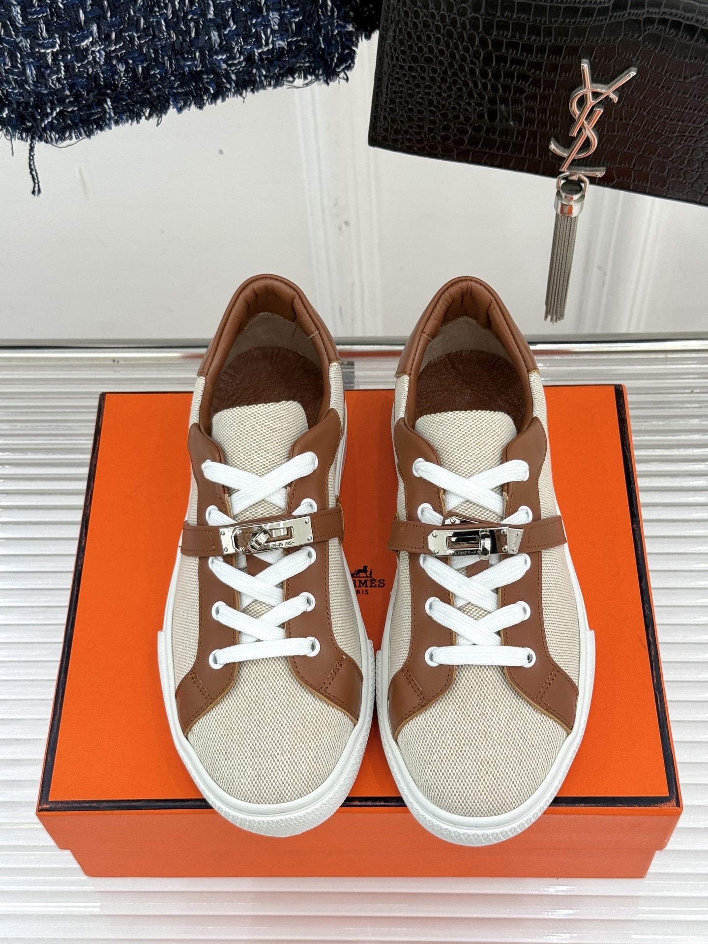 Hermès/爱马仕经典Kelly扣 情侣款小白鞋
标志性的Kelly扣 无疑是这双鞋的点睛之笔。
金