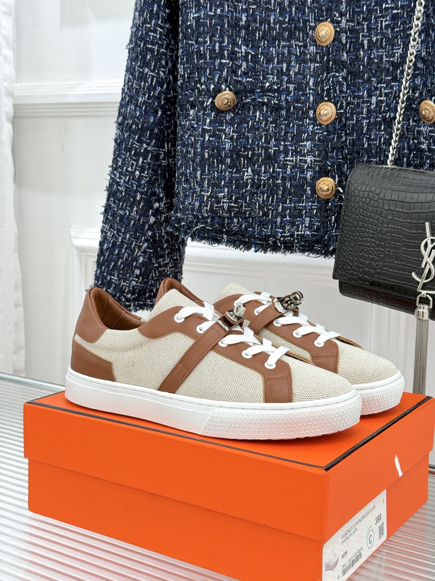 Hermès/爱马仕经典Kelly扣 情侣款小白鞋
标志性的Kelly扣 无疑是这双鞋的点睛之笔。
金