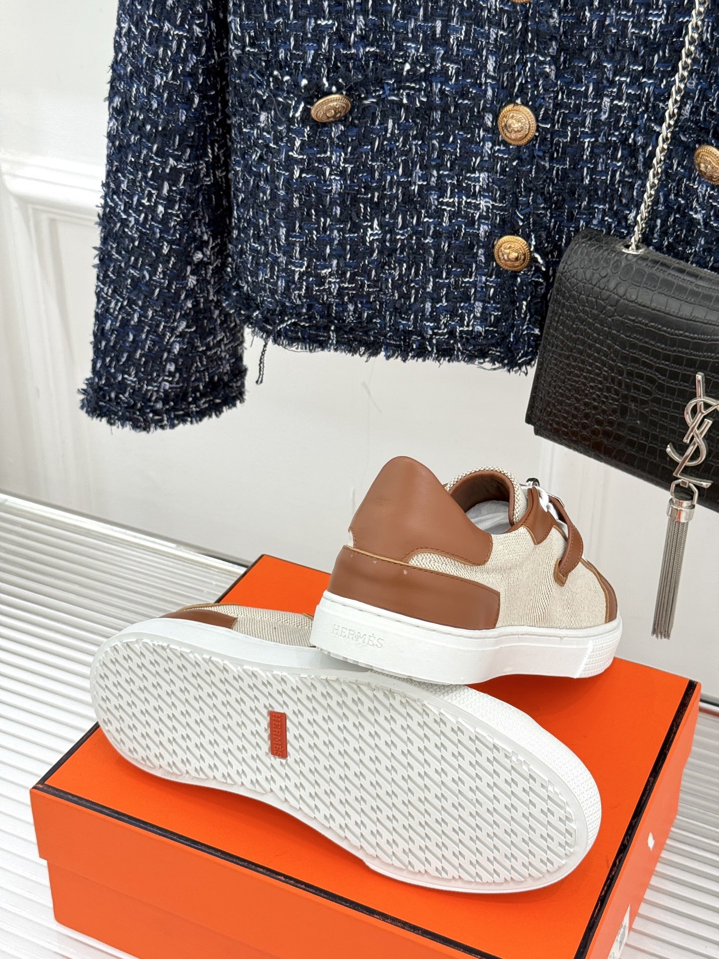 Hermès/爱马仕经典Kelly扣 情侣款小白鞋
标志性的Kelly扣 无疑是这双鞋的点睛之笔。
金