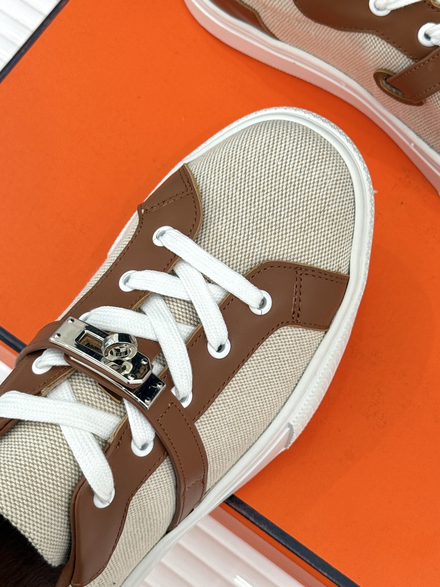 Hermès/爱马仕经典Kelly扣 情侣款小白鞋
标志性的Kelly扣 无疑是这双鞋的点睛之笔。
金