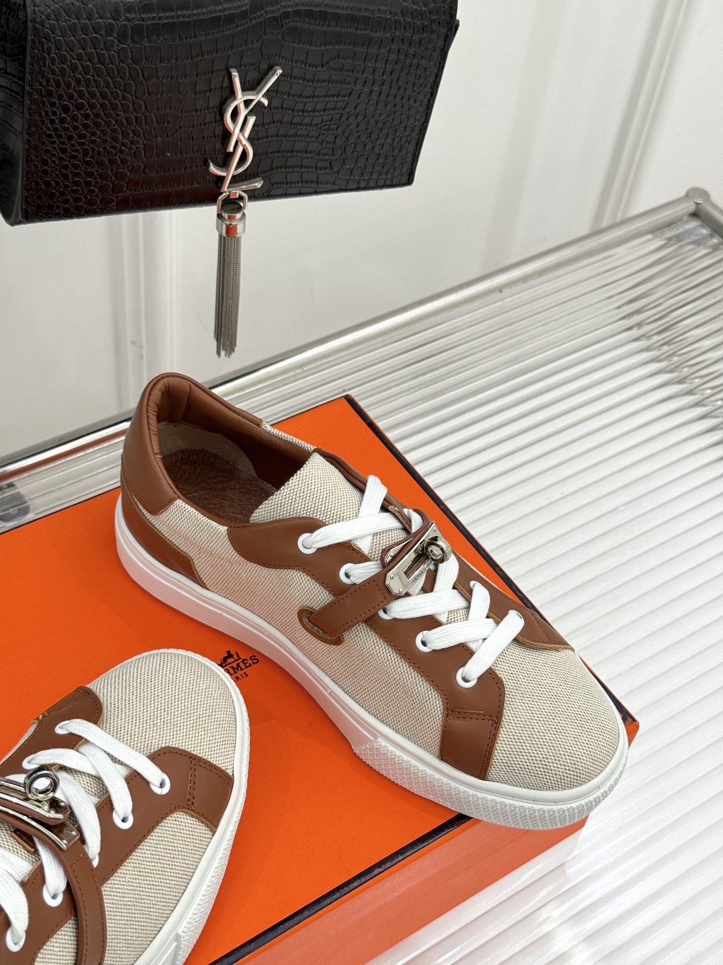 Hermès/爱马仕经典Kelly扣 情侣款小白鞋
标志性的Kelly扣 无疑是这双鞋的点睛之笔。
金