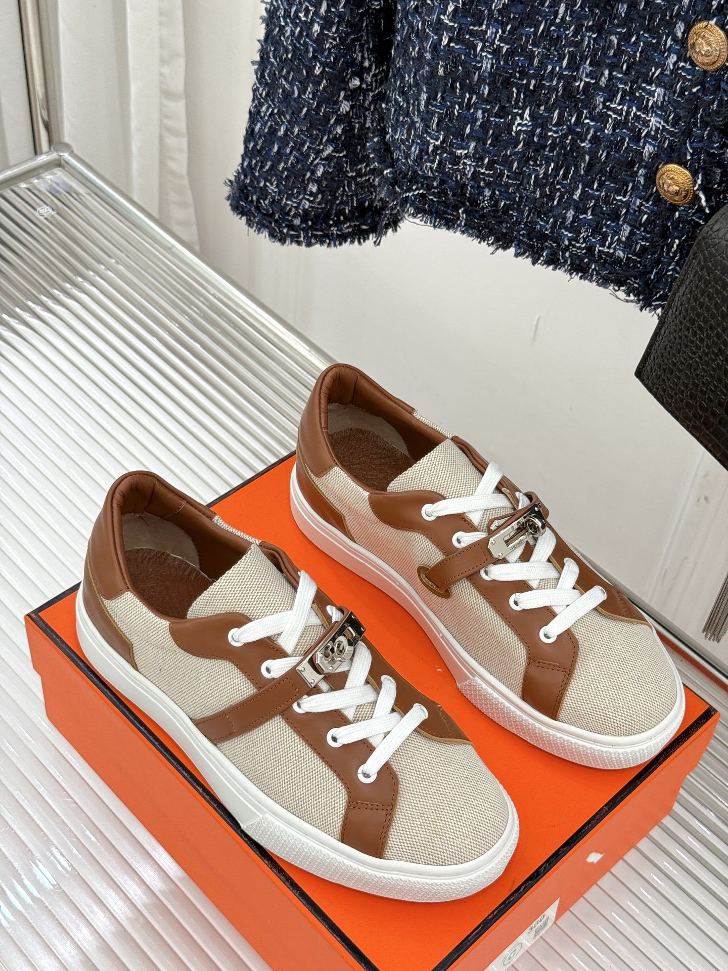 Hermès/爱马仕经典Kelly扣 情侣款小白鞋
标志性的Kelly扣 无疑是这双鞋的点睛之笔。
金