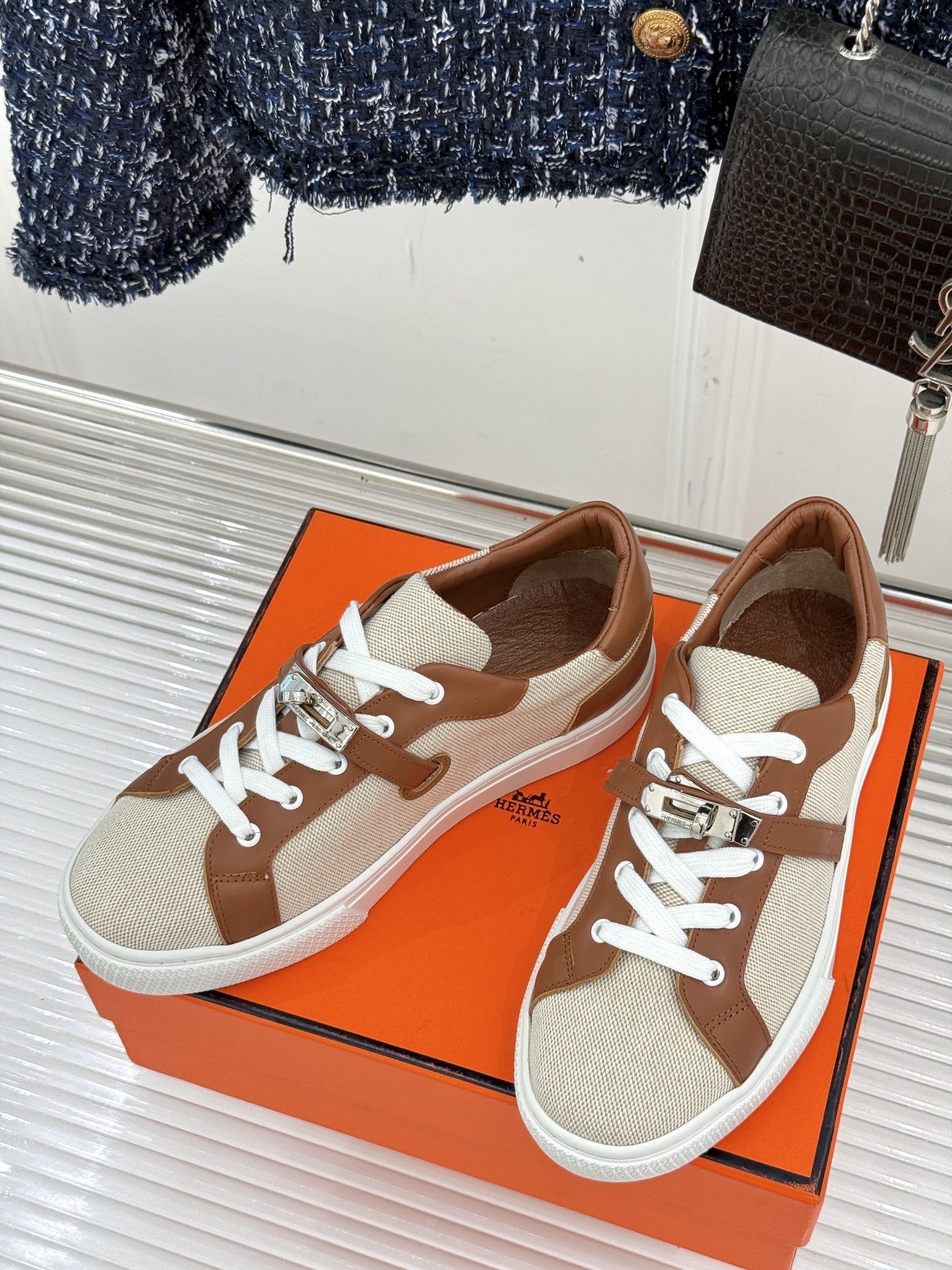 Hermès/爱马仕经典Kelly扣 情侣款小白鞋
标志性的Kelly扣 无疑是这双鞋的点睛之笔。
金
