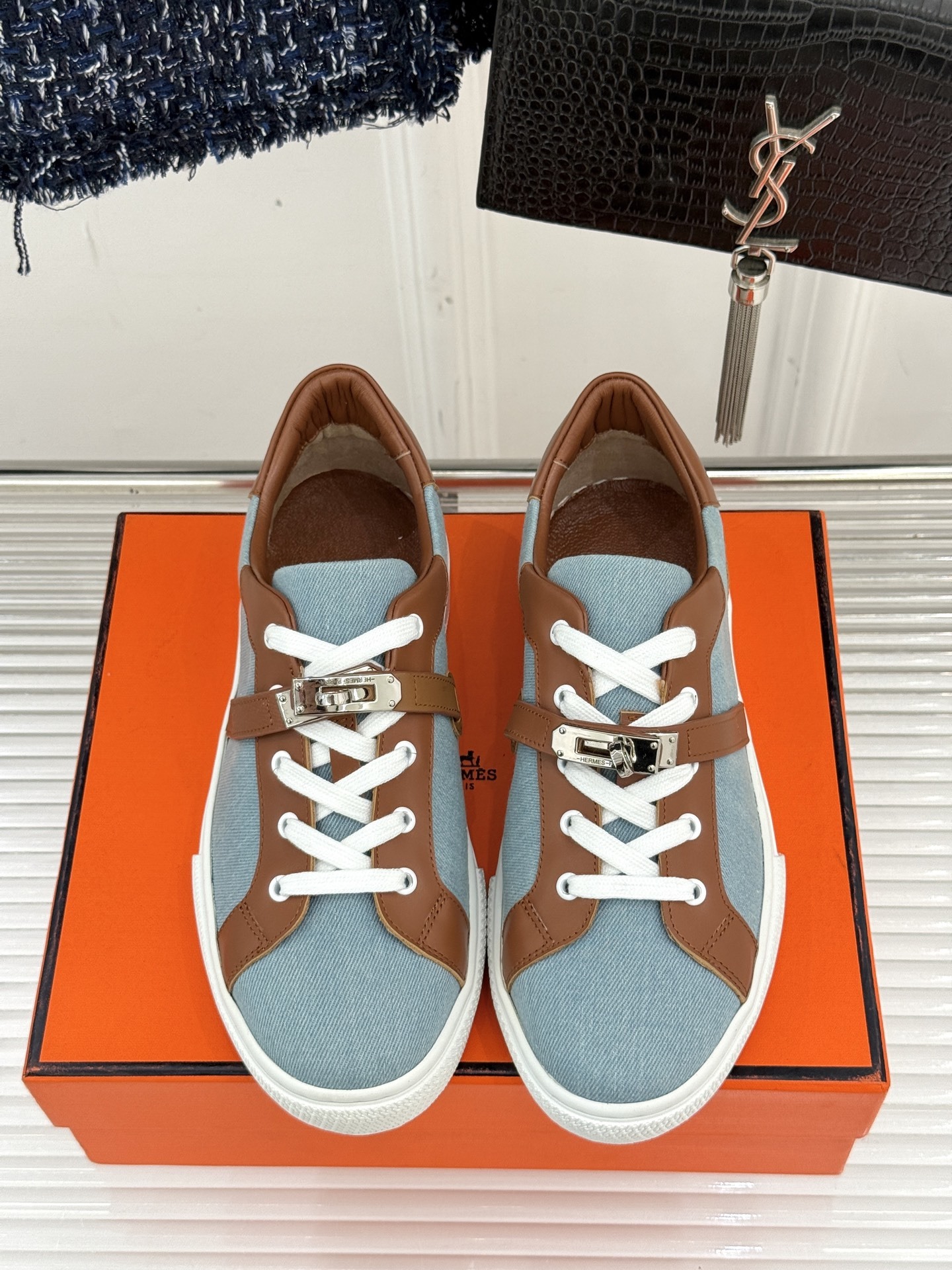 Hermès/爱马仕经典Kelly扣 情侣款小白鞋
标志性的Kelly扣 无疑是这双鞋的点睛之笔。
金