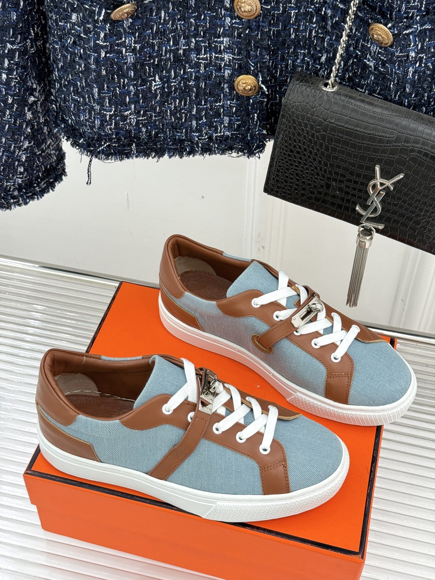 Hermès/爱马仕经典Kelly扣 情侣款小白鞋
标志性的Kelly扣 无疑是这双鞋的点睛之笔。
金