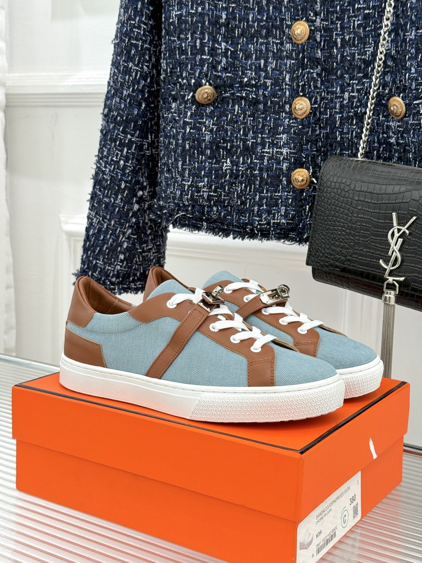 Hermès/爱马仕经典Kelly扣 情侣款小白鞋
标志性的Kelly扣 无疑是这双鞋的点睛之笔。
金