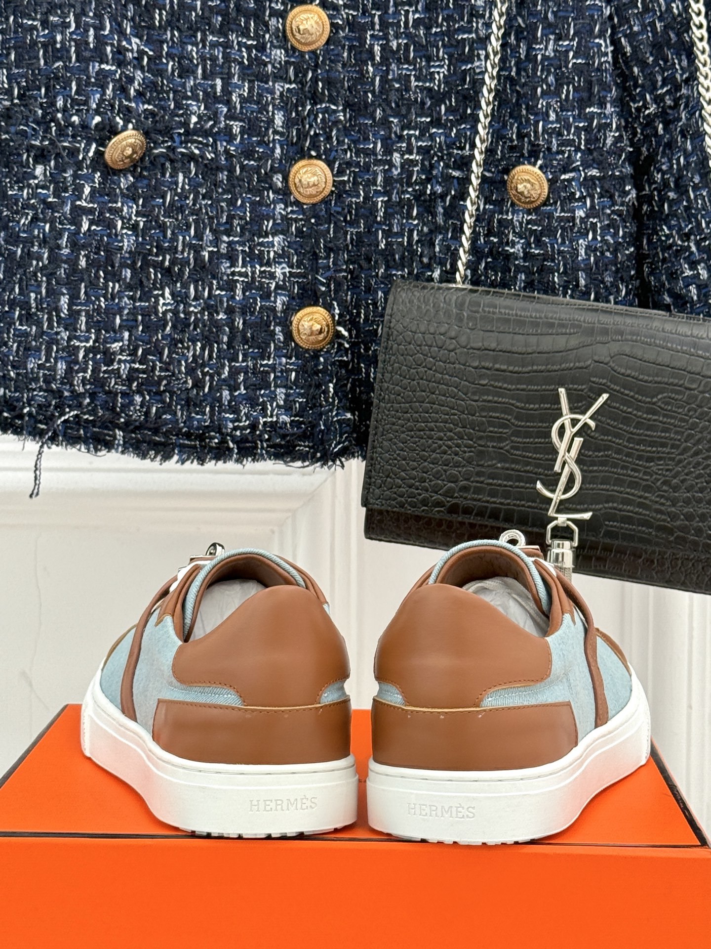 Hermès/爱马仕经典Kelly扣 情侣款小白鞋
标志性的Kelly扣 无疑是这双鞋的点睛之笔。
金