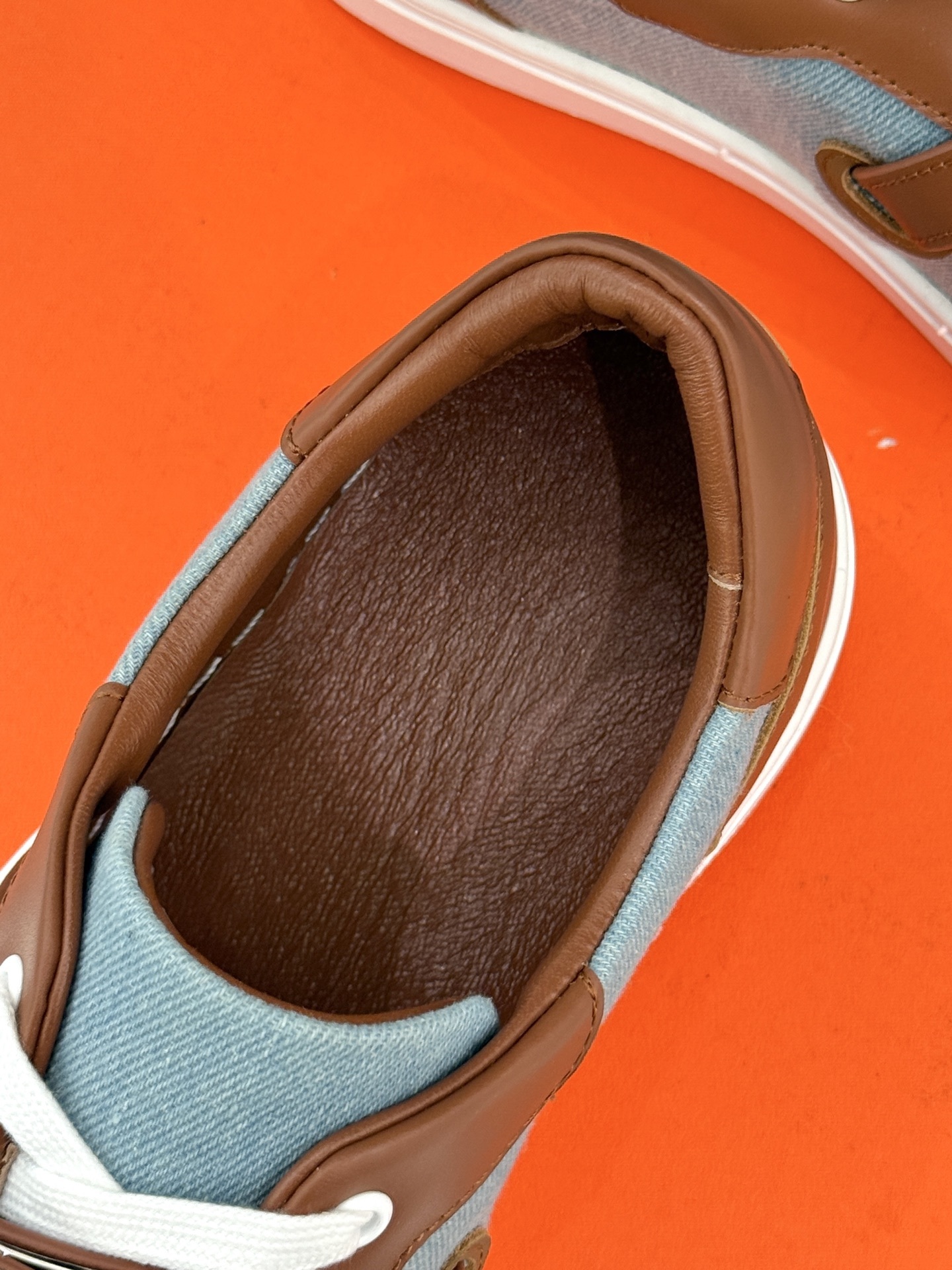 Hermès/爱马仕经典Kelly扣 情侣款小白鞋
标志性的Kelly扣 无疑是这双鞋的点睛之笔。
金
