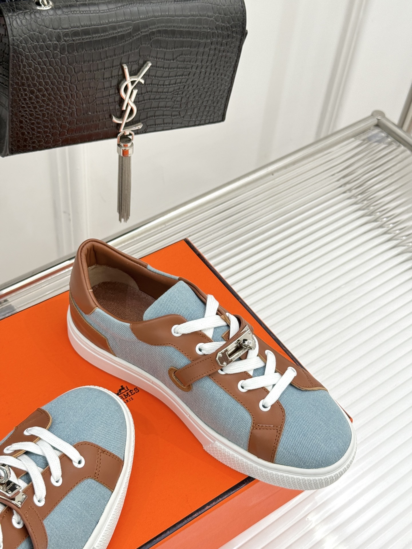 Hermès/爱马仕经典Kelly扣 情侣款小白鞋
标志性的Kelly扣 无疑是这双鞋的点睛之笔。
金