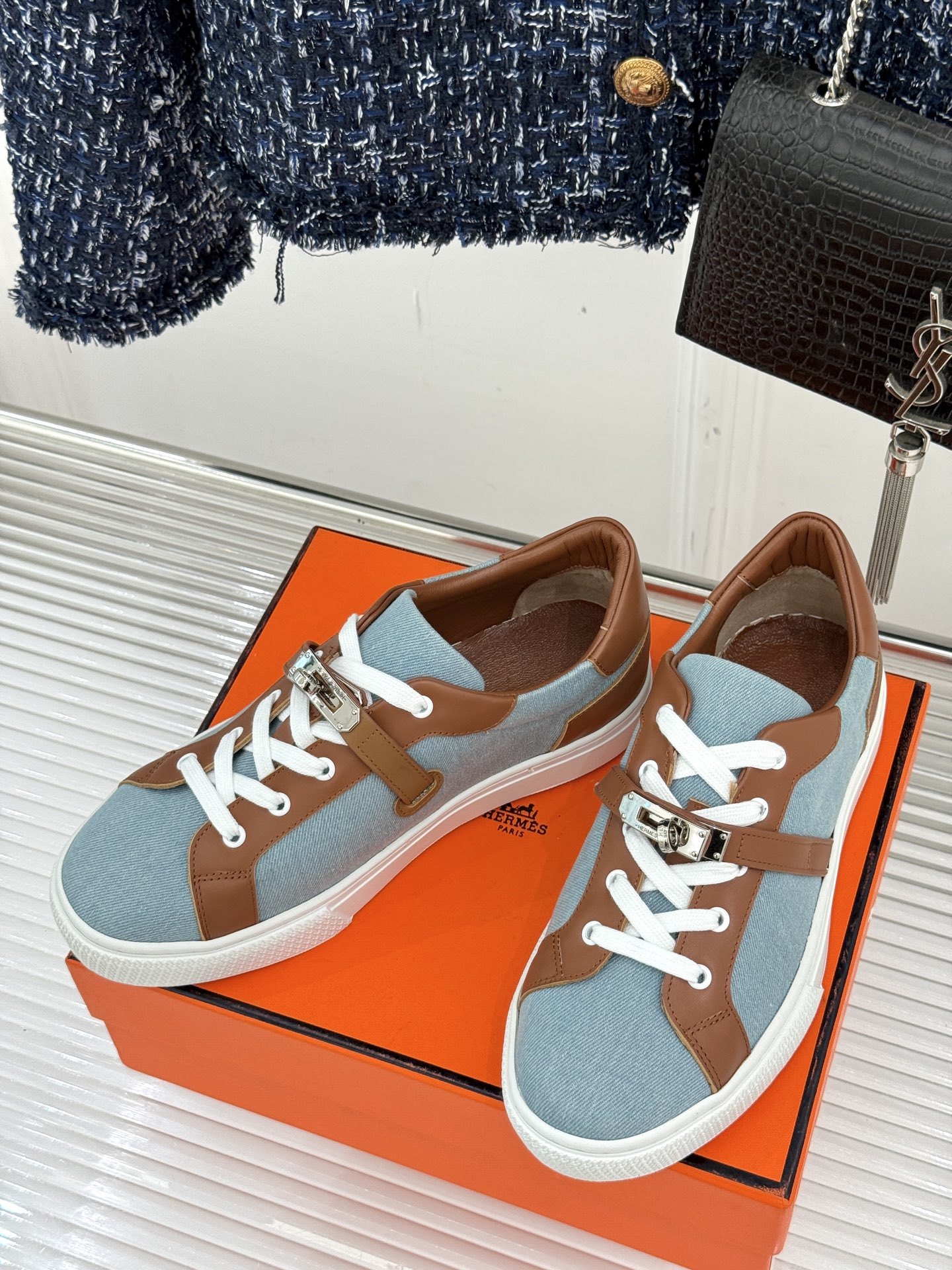 Hermès/爱马仕经典Kelly扣 情侣款小白鞋
标志性的Kelly扣 无疑是这双鞋的点睛之笔。
金