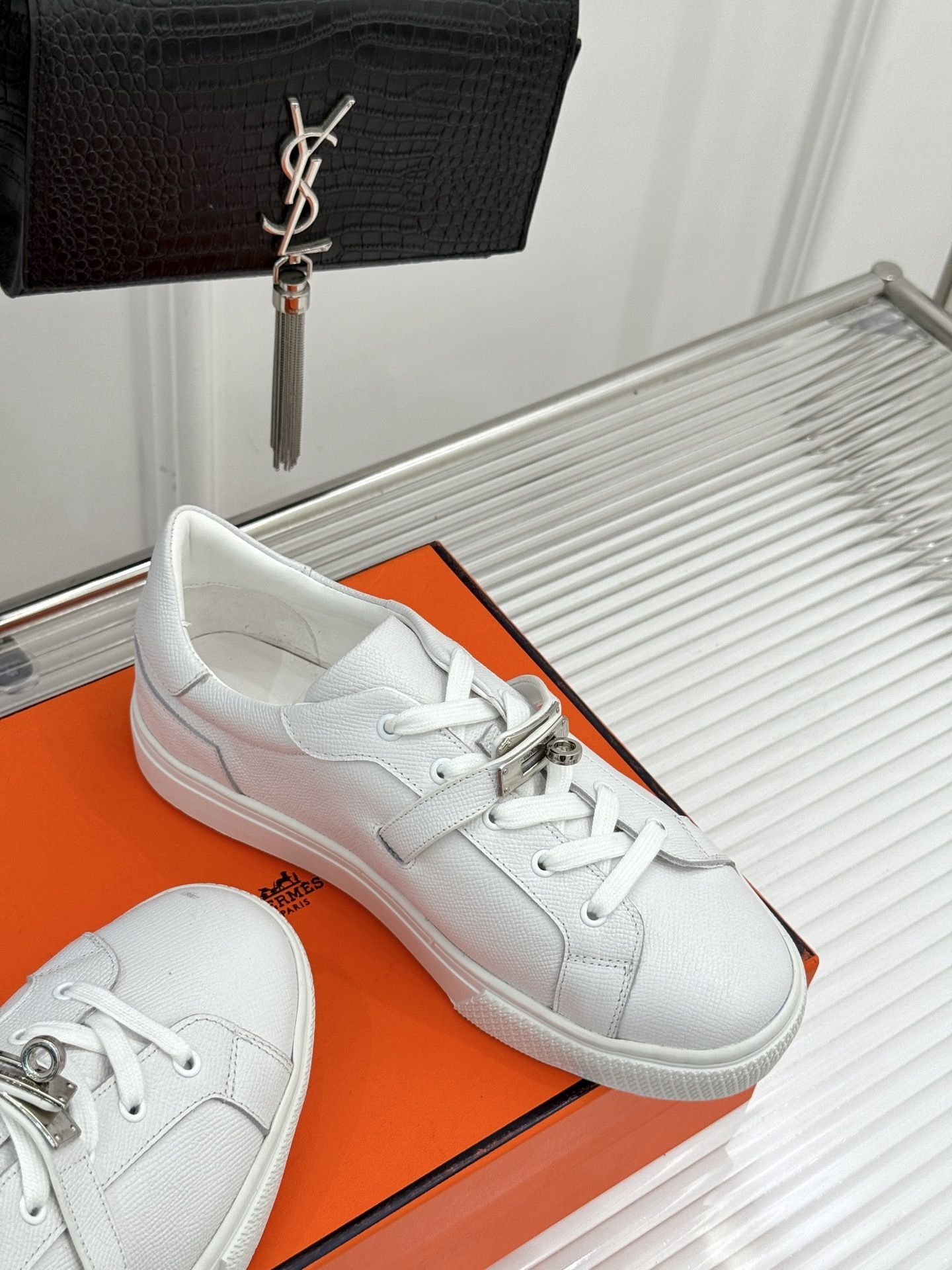 Hermès/爱马仕经典Kelly扣 情侣款小白鞋
标志性的Kelly扣 无疑是这双鞋的点睛之笔。
金