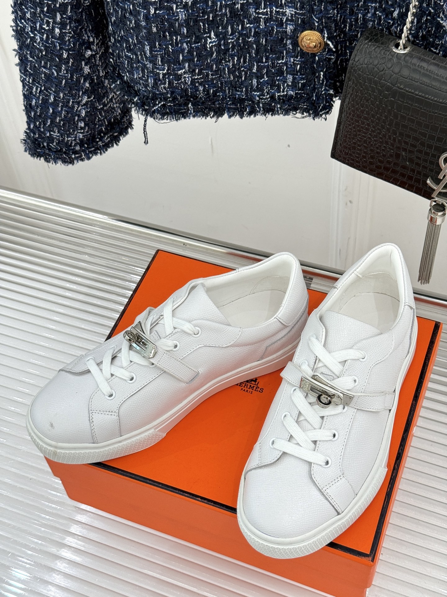 Hermès/爱马仕经典Kelly扣 情侣款小白鞋
标志性的Kelly扣 无疑是这双鞋的点睛之笔。
金