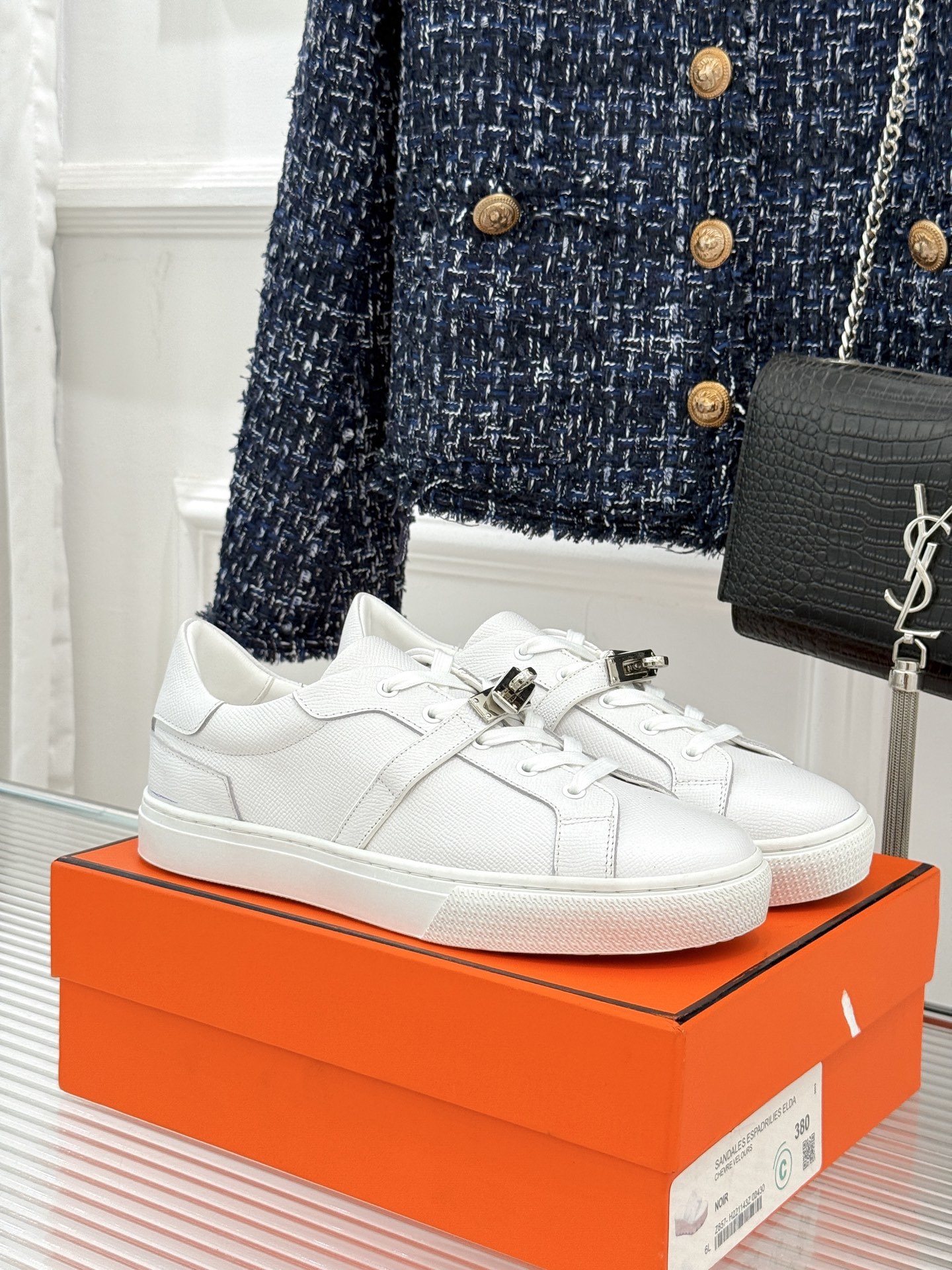 Hermès/爱马仕经典Kelly扣 情侣款小白鞋
标志性的Kelly扣 无疑是这双鞋的点睛之笔。
金