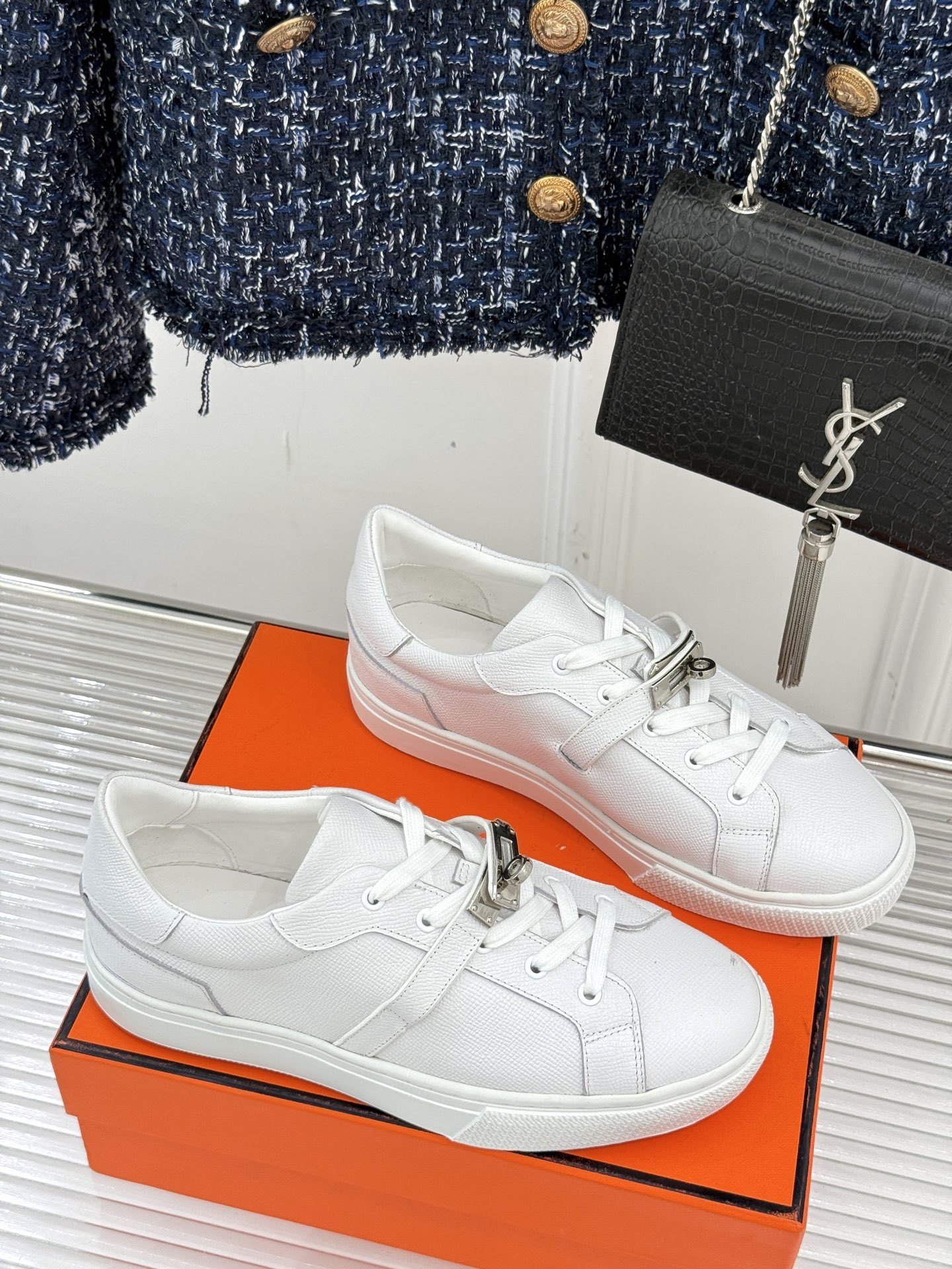 Hermès/爱马仕经典Kelly扣 情侣款小白鞋
标志性的Kelly扣 无疑是这双鞋的点睛之笔。
金