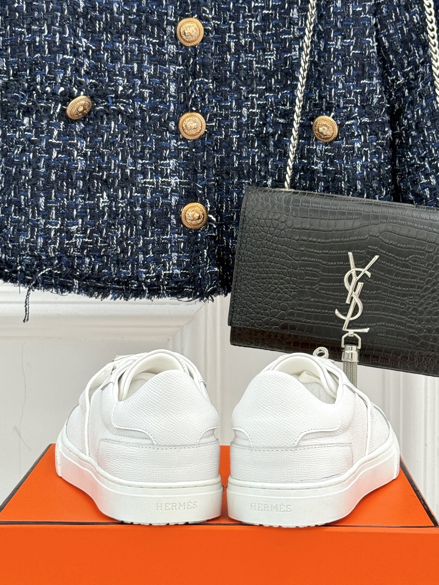 Hermès/爱马仕经典Kelly扣 情侣款小白鞋
标志性的Kelly扣 无疑是这双鞋的点睛之笔。
金
