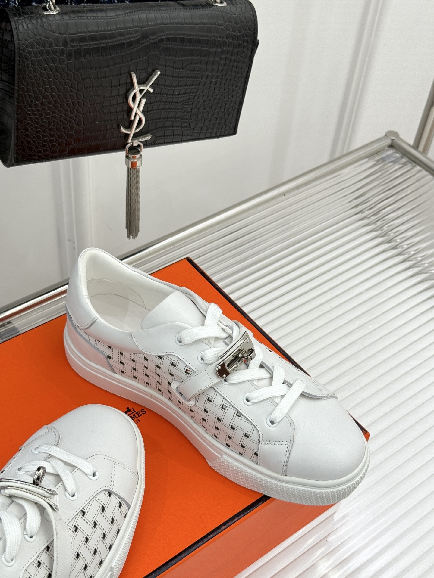 Hermès/爱马仕经典Kelly扣 情侣款小白鞋
标志性的Kelly扣 无疑是这双鞋的点睛之笔。
金