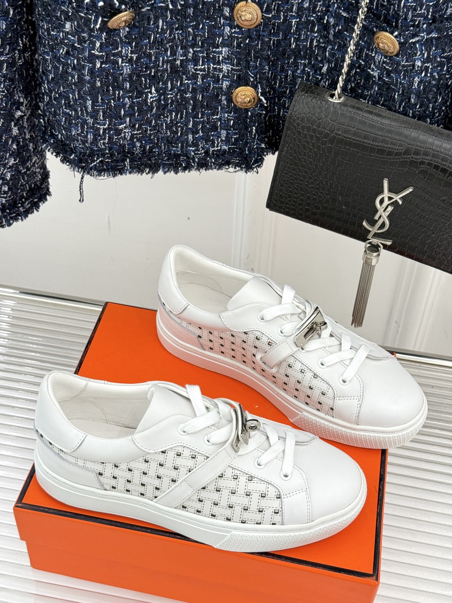 Hermès/爱马仕经典Kelly扣 情侣款小白鞋
标志性的Kelly扣 无疑是这双鞋的点睛之笔。
金