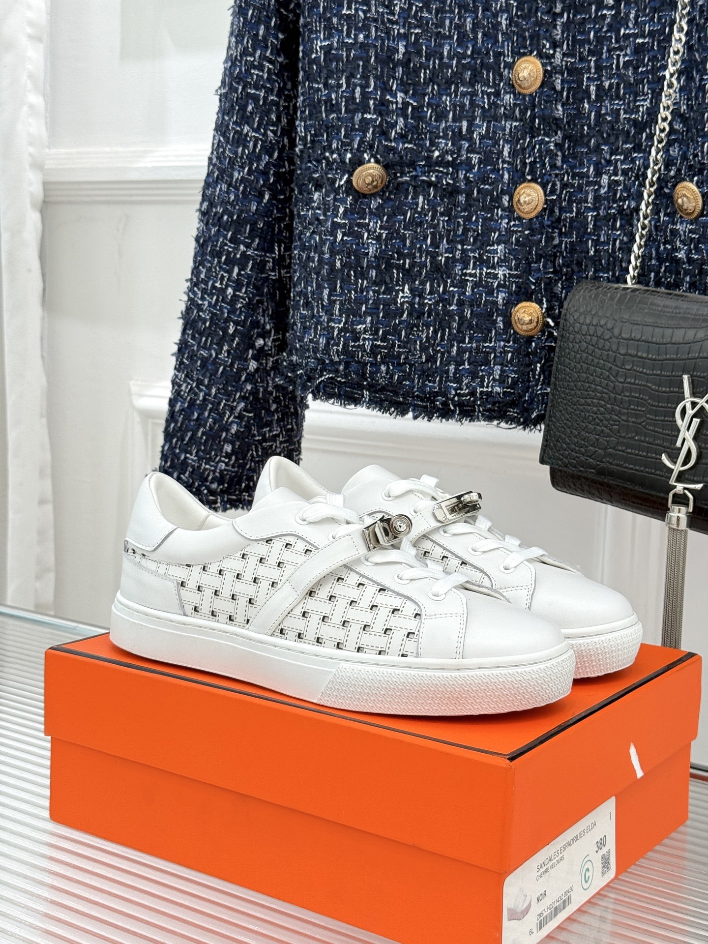 Hermès/爱马仕经典Kelly扣 情侣款小白鞋
标志性的Kelly扣 无疑是这双鞋的点睛之笔。
金
