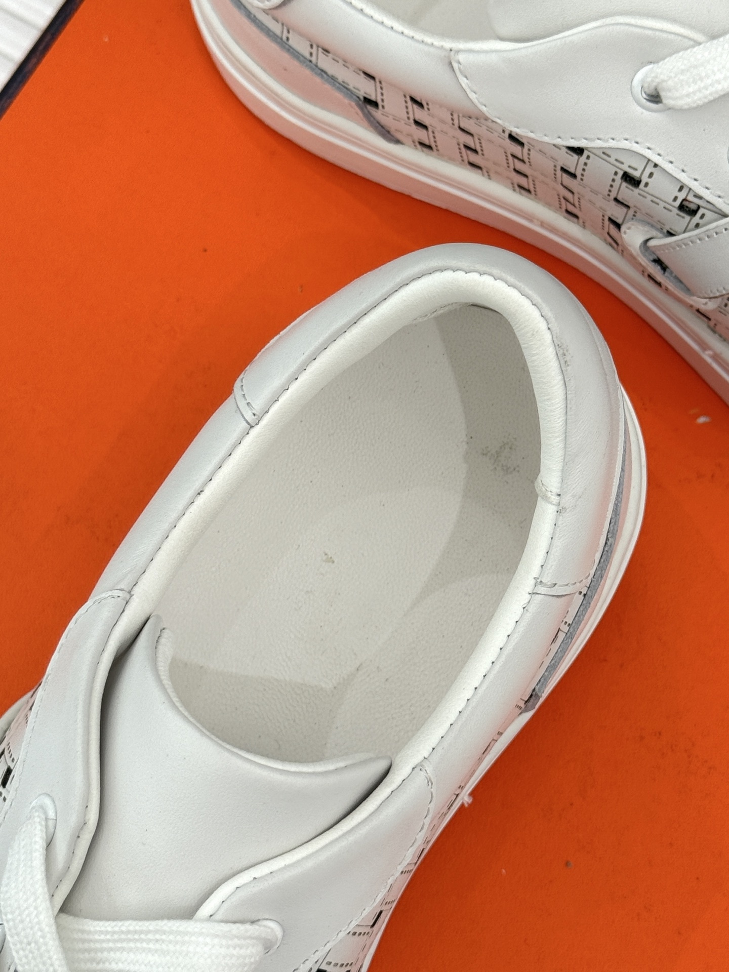 Hermès/爱马仕经典Kelly扣 情侣款小白鞋
标志性的Kelly扣 无疑是这双鞋的点睛之笔。
金